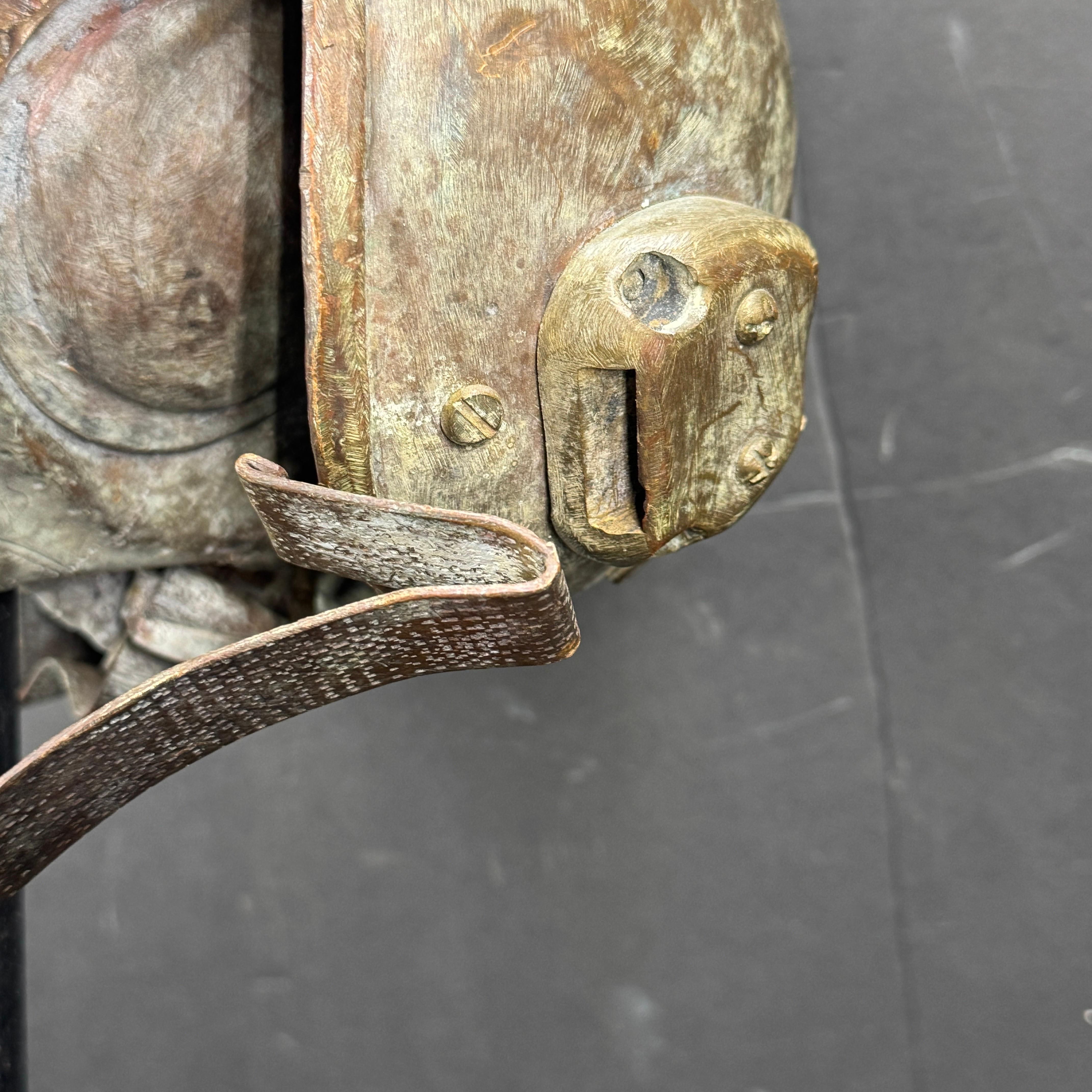 Escultura de bronce montada de mediados de siglo Casco militar de piloto en venta 8