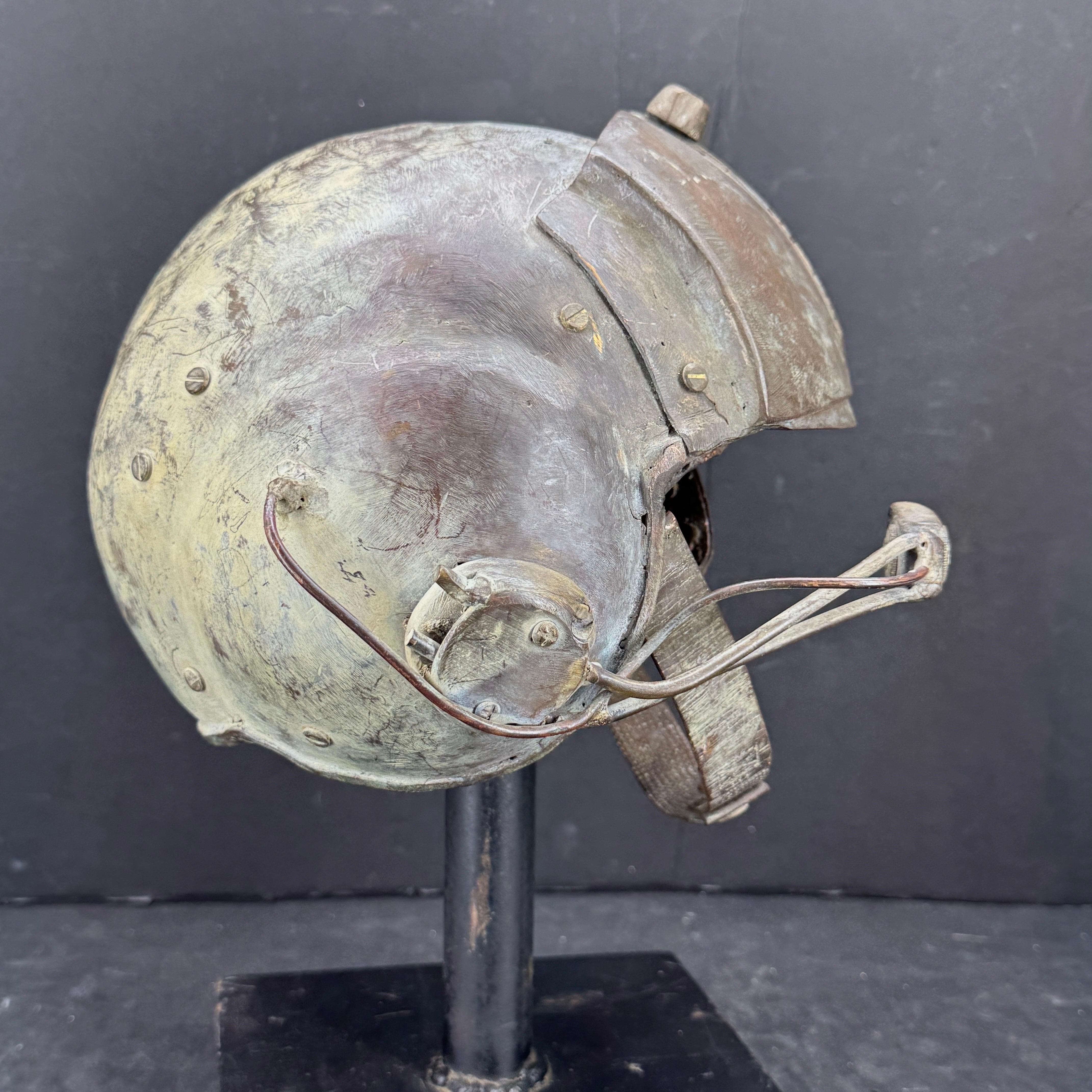 Escultura de bronce montada de mediados de siglo Casco militar de piloto en venta 9
