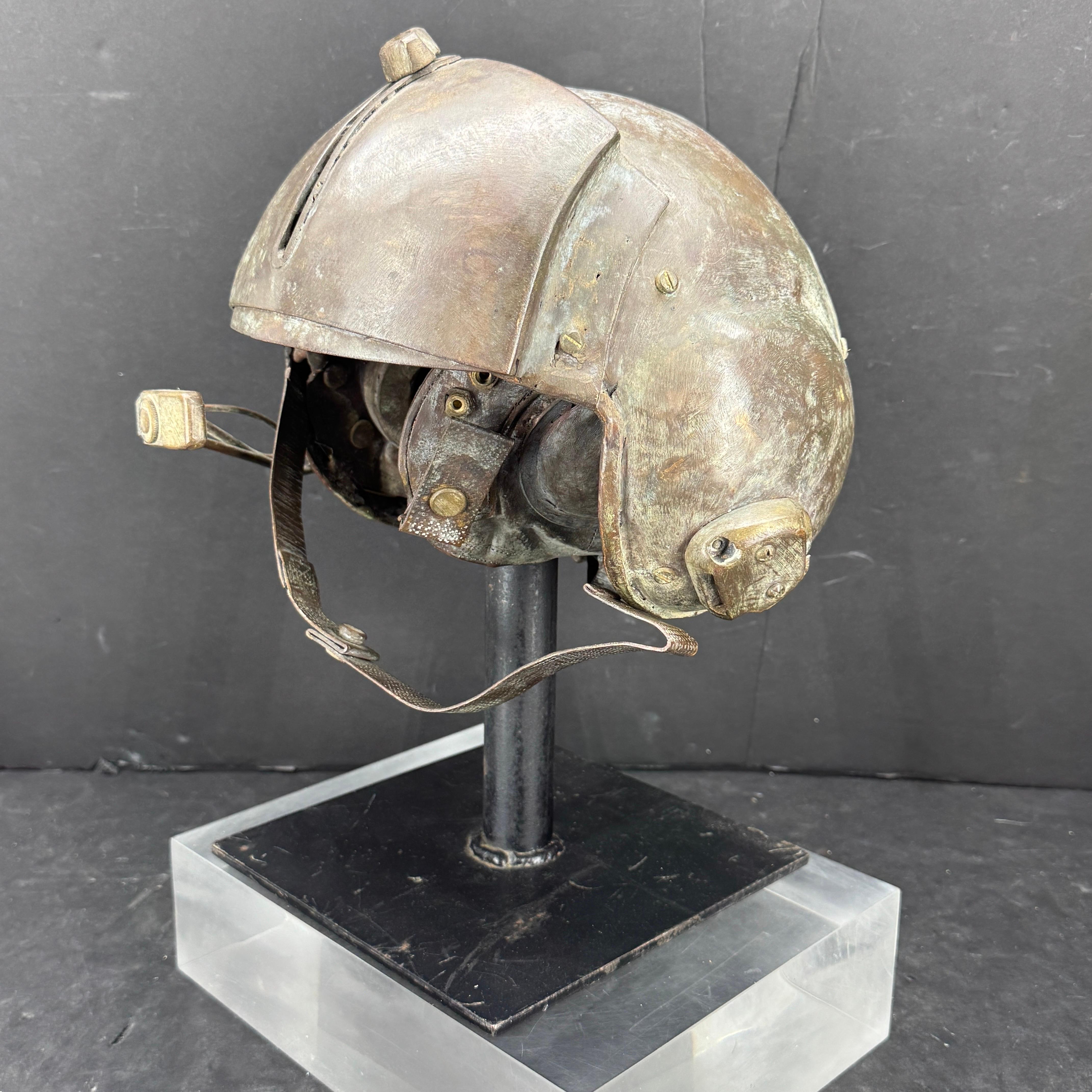 Escultura de bronce montada de mediados de siglo Casco militar de piloto Moderno de mediados de siglo en venta