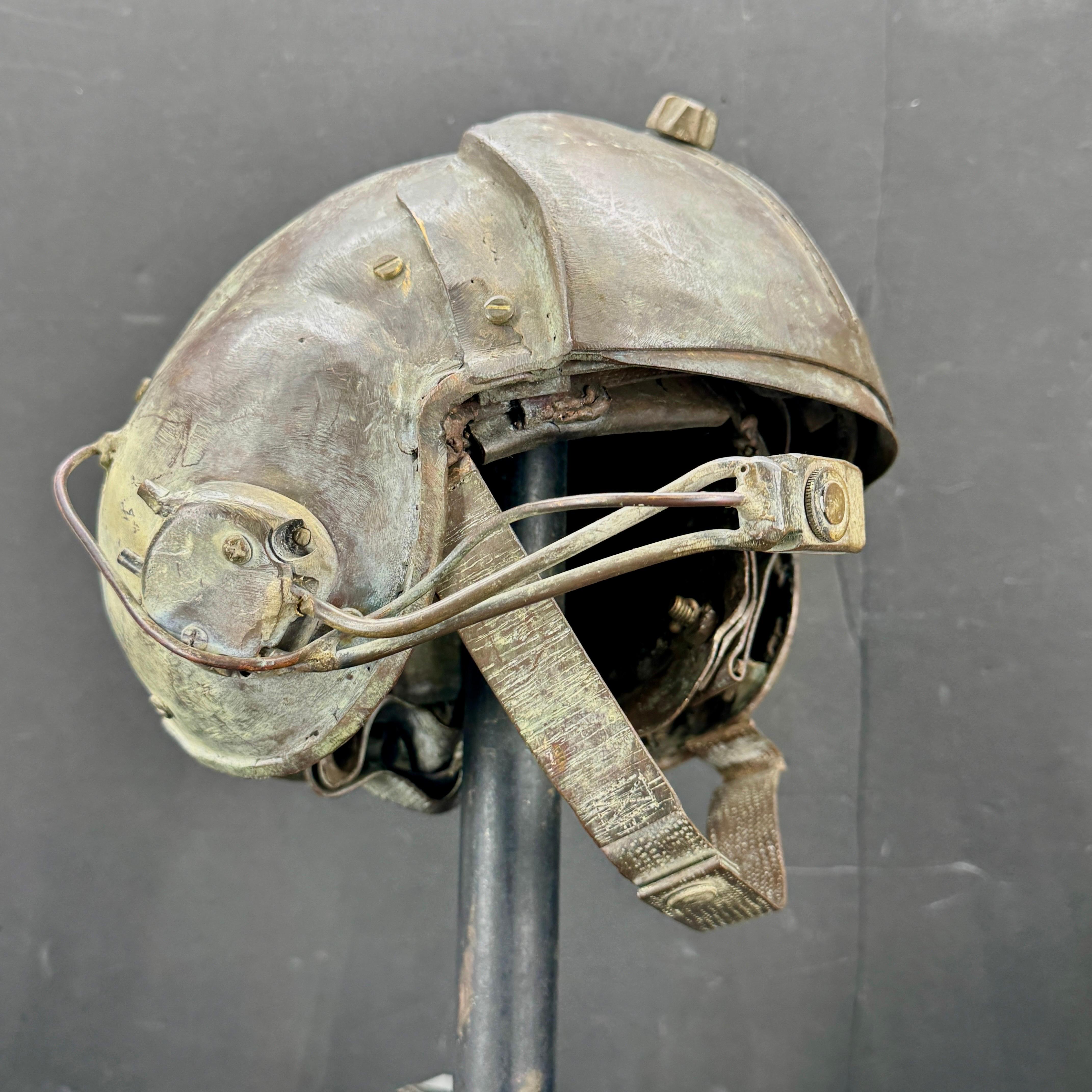 Escultura de bronce montada de mediados de siglo Casco militar de piloto Estadounidense en venta