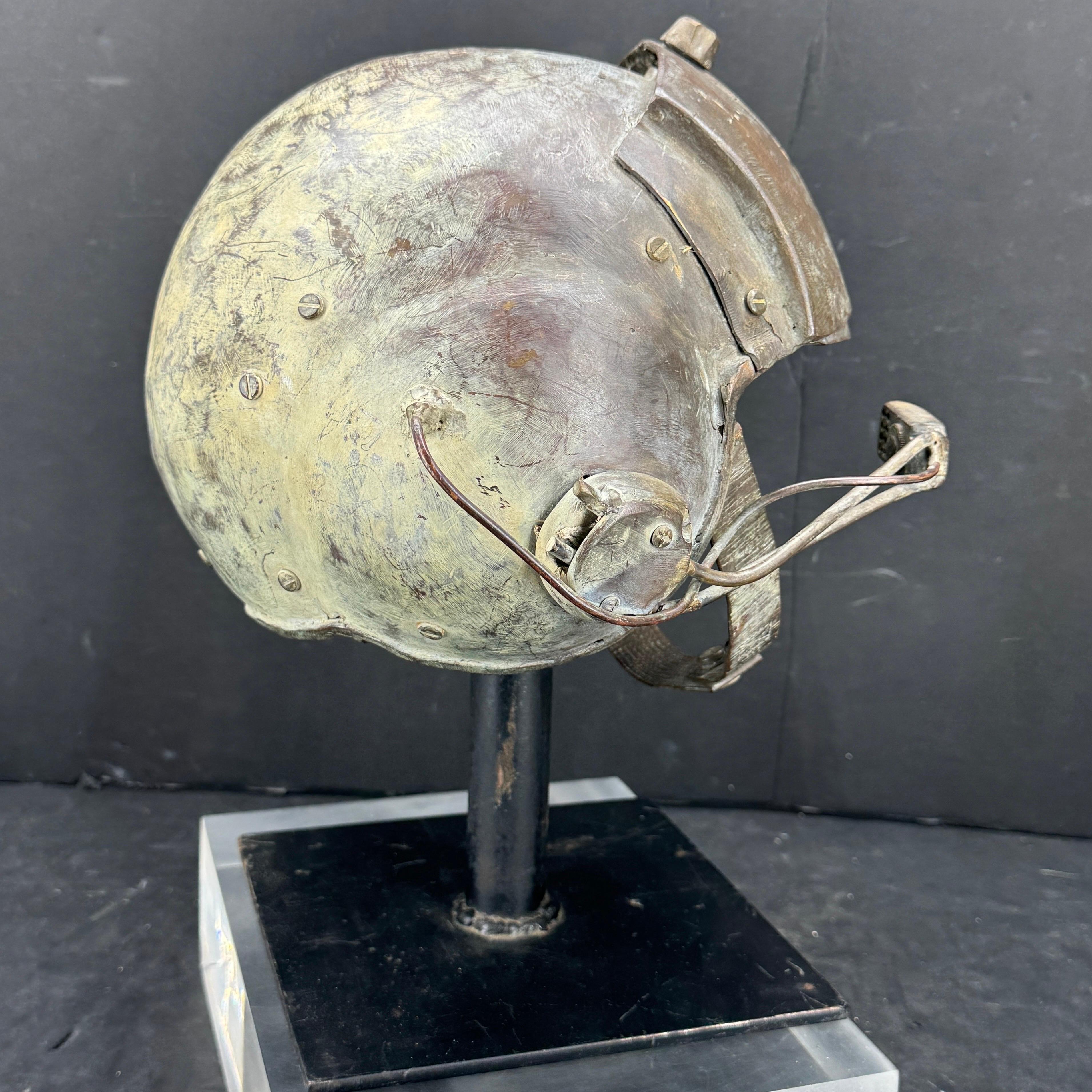 Escultura de bronce montada de mediados de siglo Casco militar de piloto Hecho a mano en venta