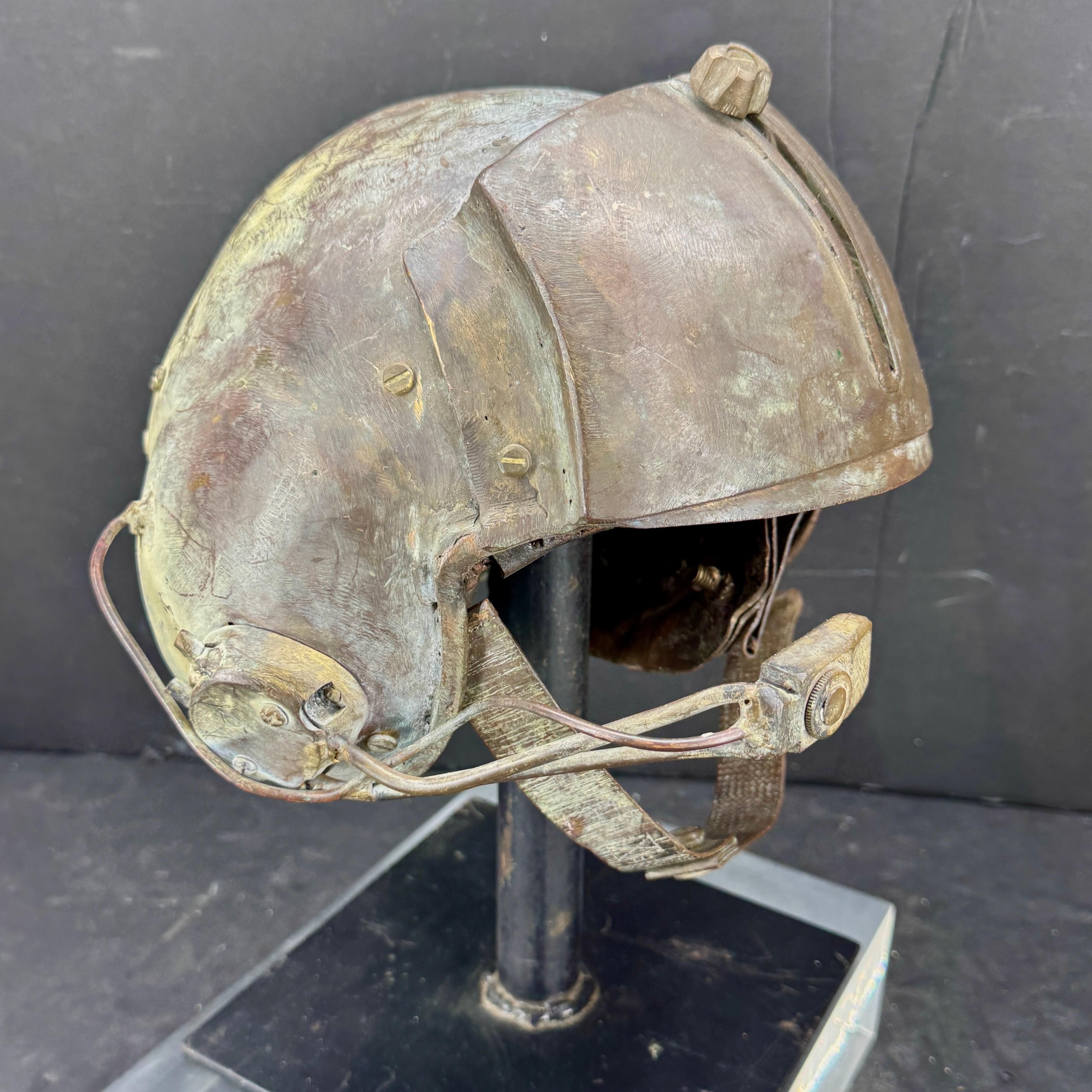 Escultura de bronce montada de mediados de siglo Casco militar de piloto siglo XX en venta