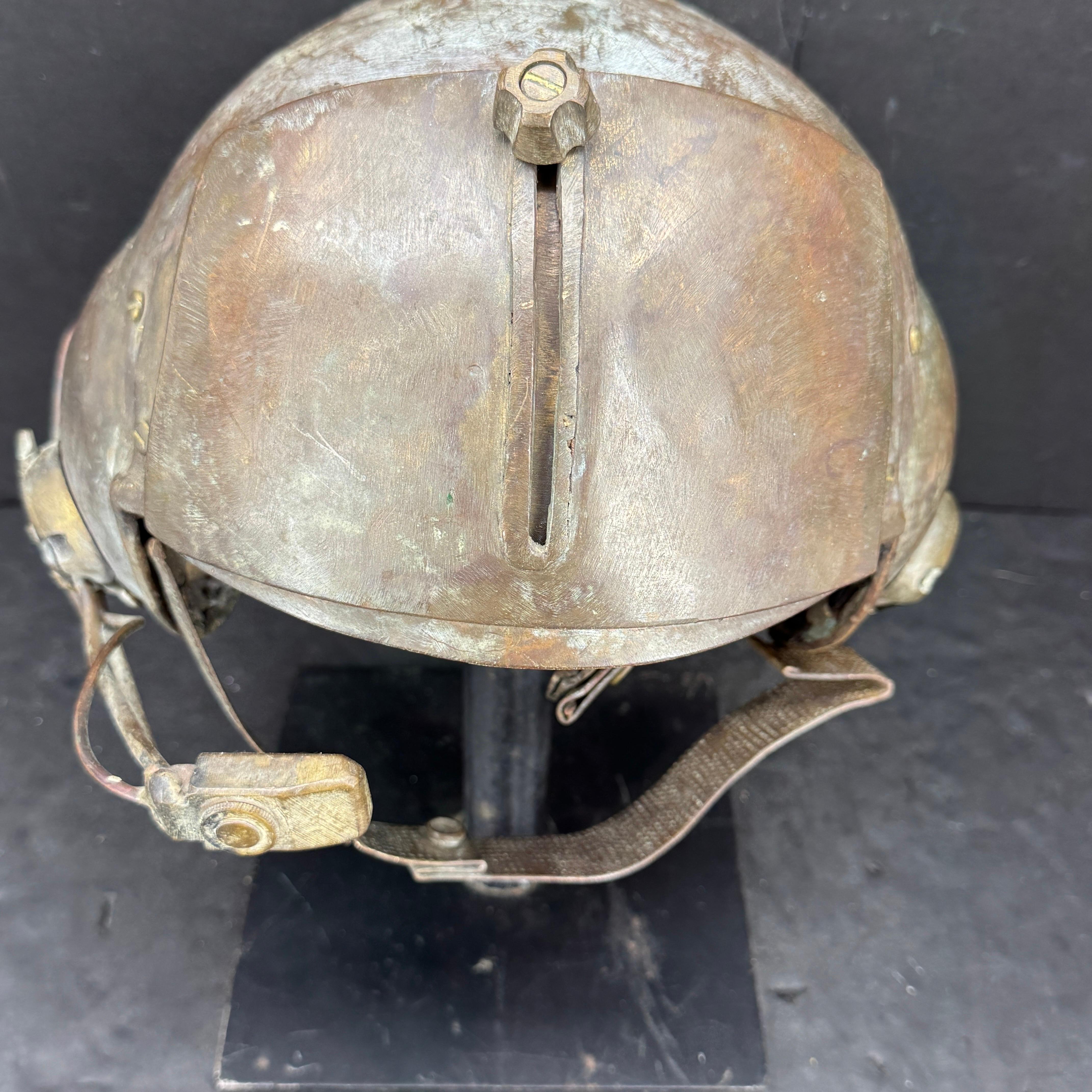 Escultura de bronce montada de mediados de siglo Casco militar de piloto en venta 1