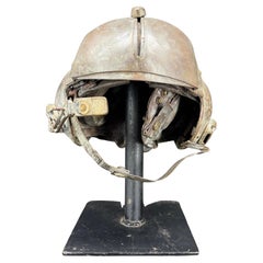 Escultura de bronce montada de mediados de siglo Casco militar de piloto