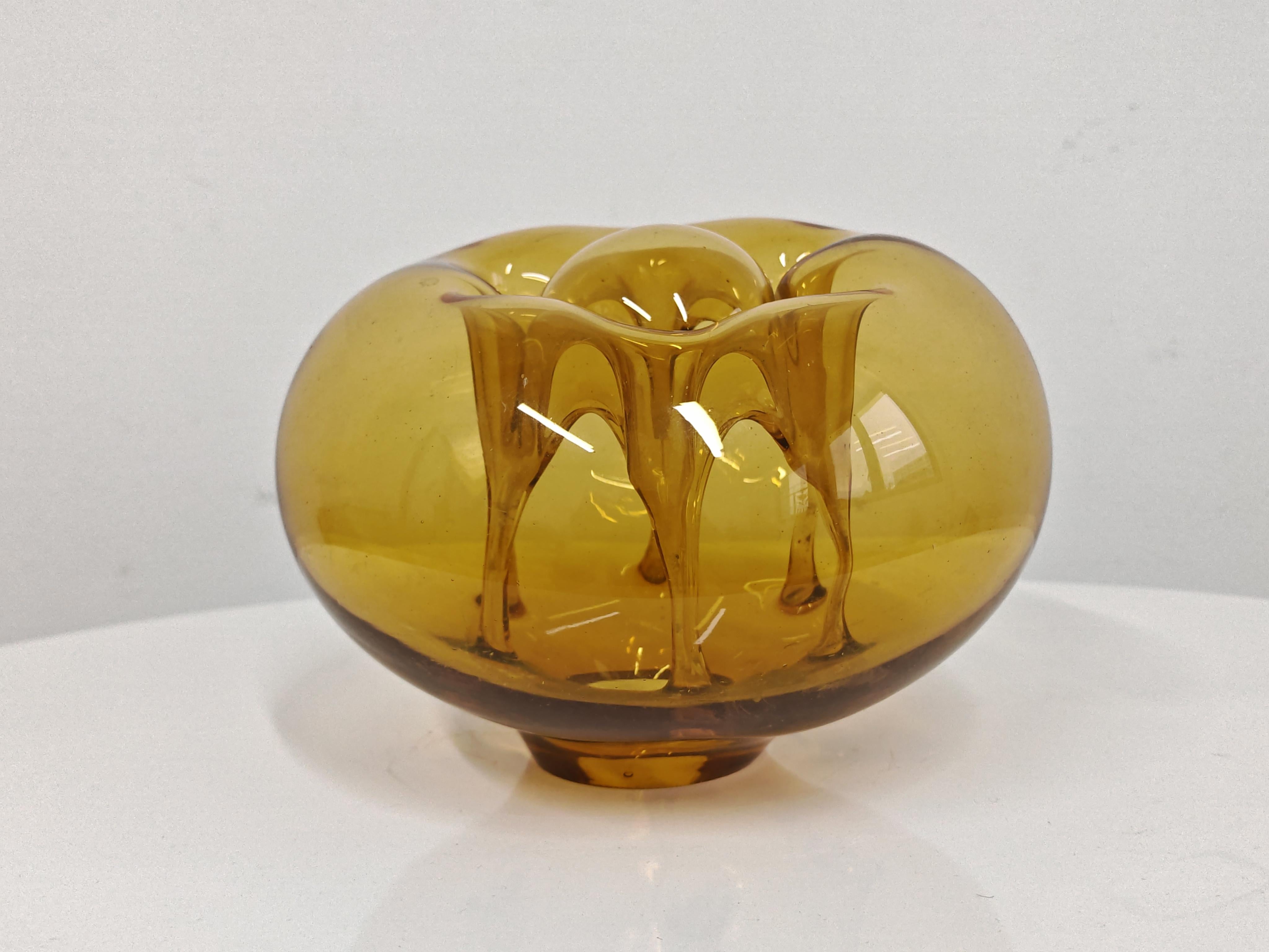 In questa inserzione troverai uno splendido vaso Ikebana in vetro soffiato a bocca del Mid Century Modern o una scultura in vetro artistico color ambra dell'artista jugoslavo Dragan Drobnjak. Presenta una caratteristica forma organica e scultorea