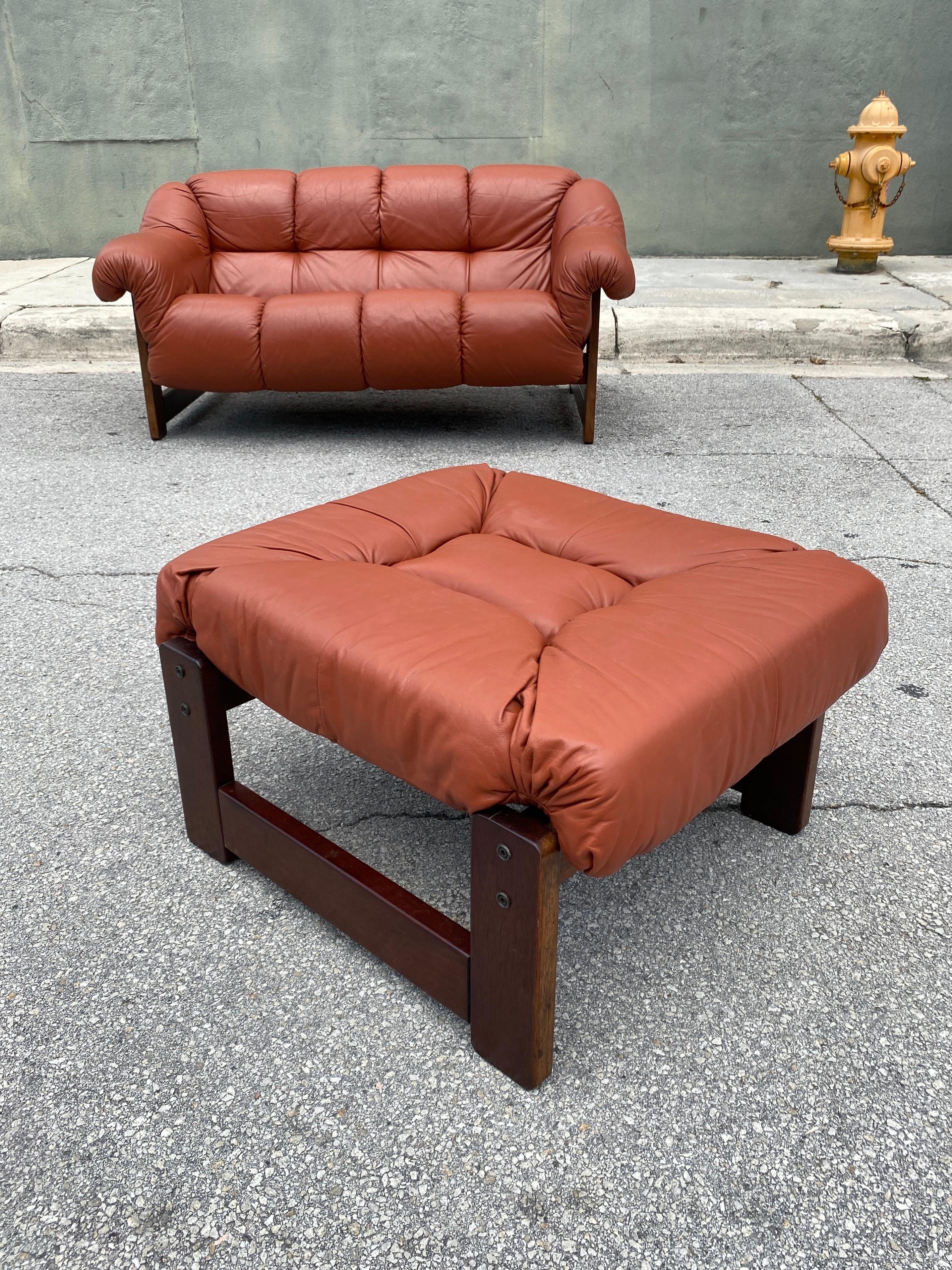 Vintage Brazilian leather and wood two seater marked by Moveis Corazza . Cognac leather, foam interior, Jatoba wood frame, leather straps. Sturdy construction in great vintage condition. Circa 1960s.

Measures: 27”H x 62”W x 37”D x 14”Seat H less.