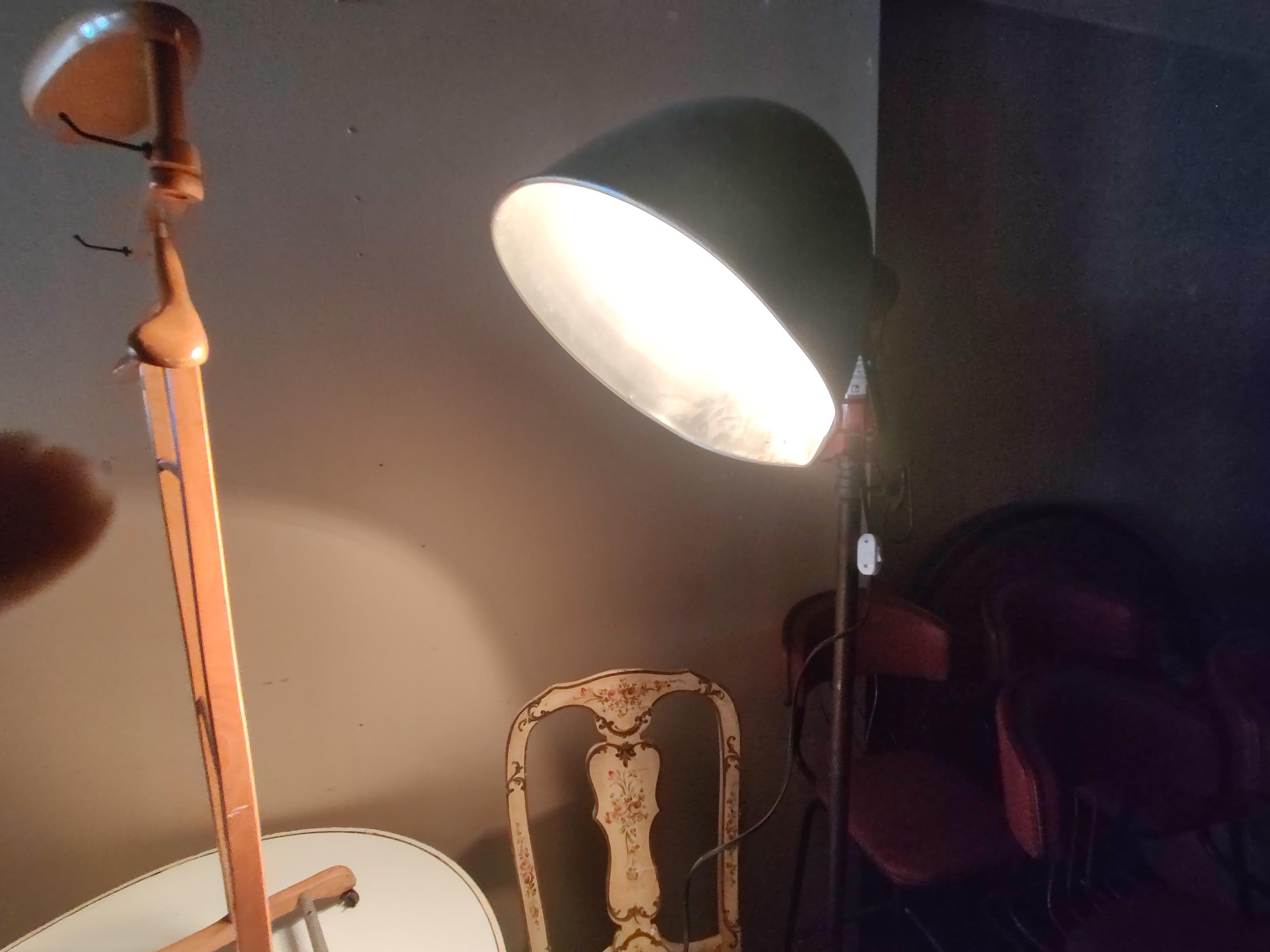  Mid Century Movie Television Theater Production Scoop Industrial Floor Lamp  In Good Condition For Sale In Port Jervis, NY