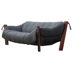 Canapé du milieu du siècle en cuir et palissandre MP-211 de Percival Lafer