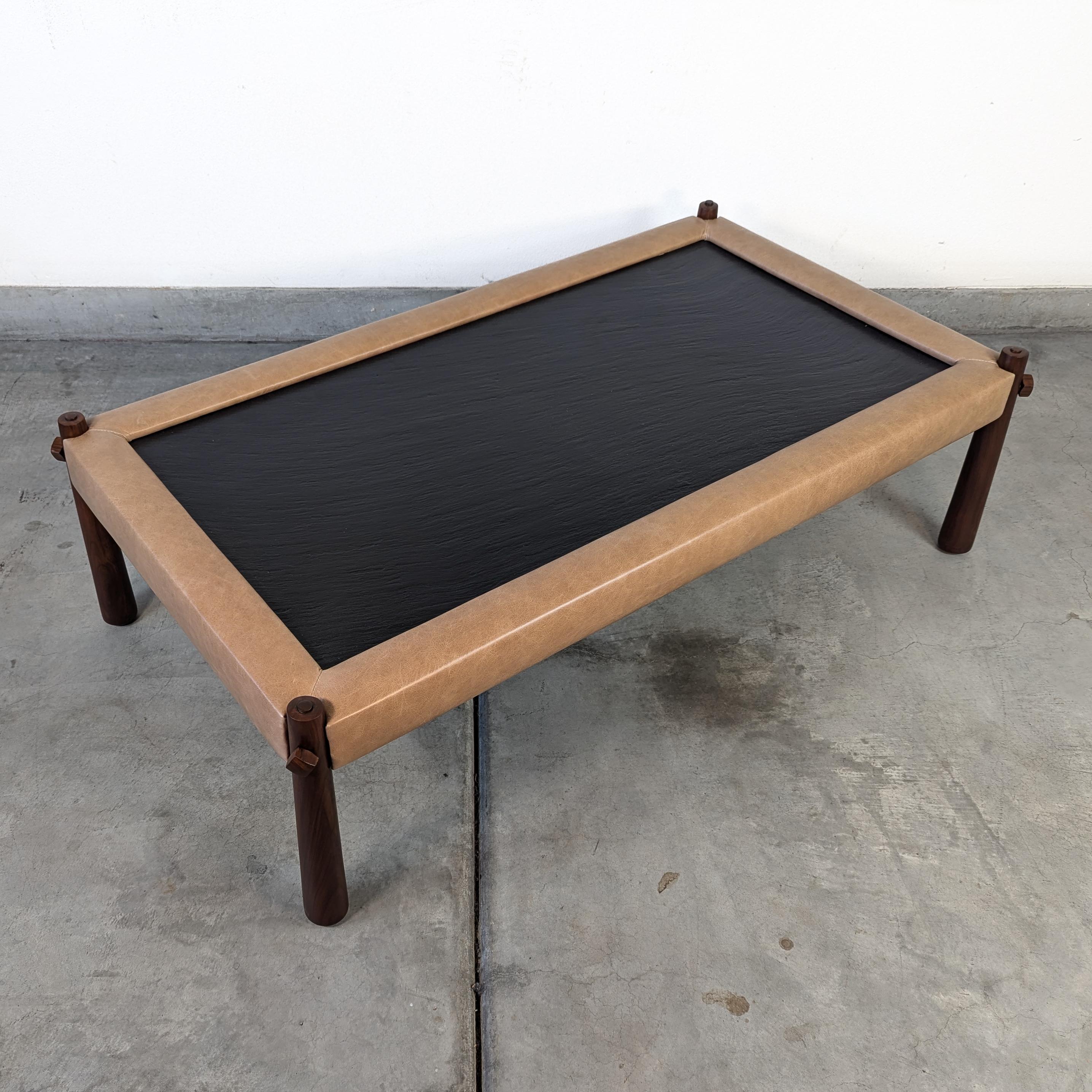 Cuir Table basse brésilienneMP-81 de Percival Lafer, vers les années 1970 en vente