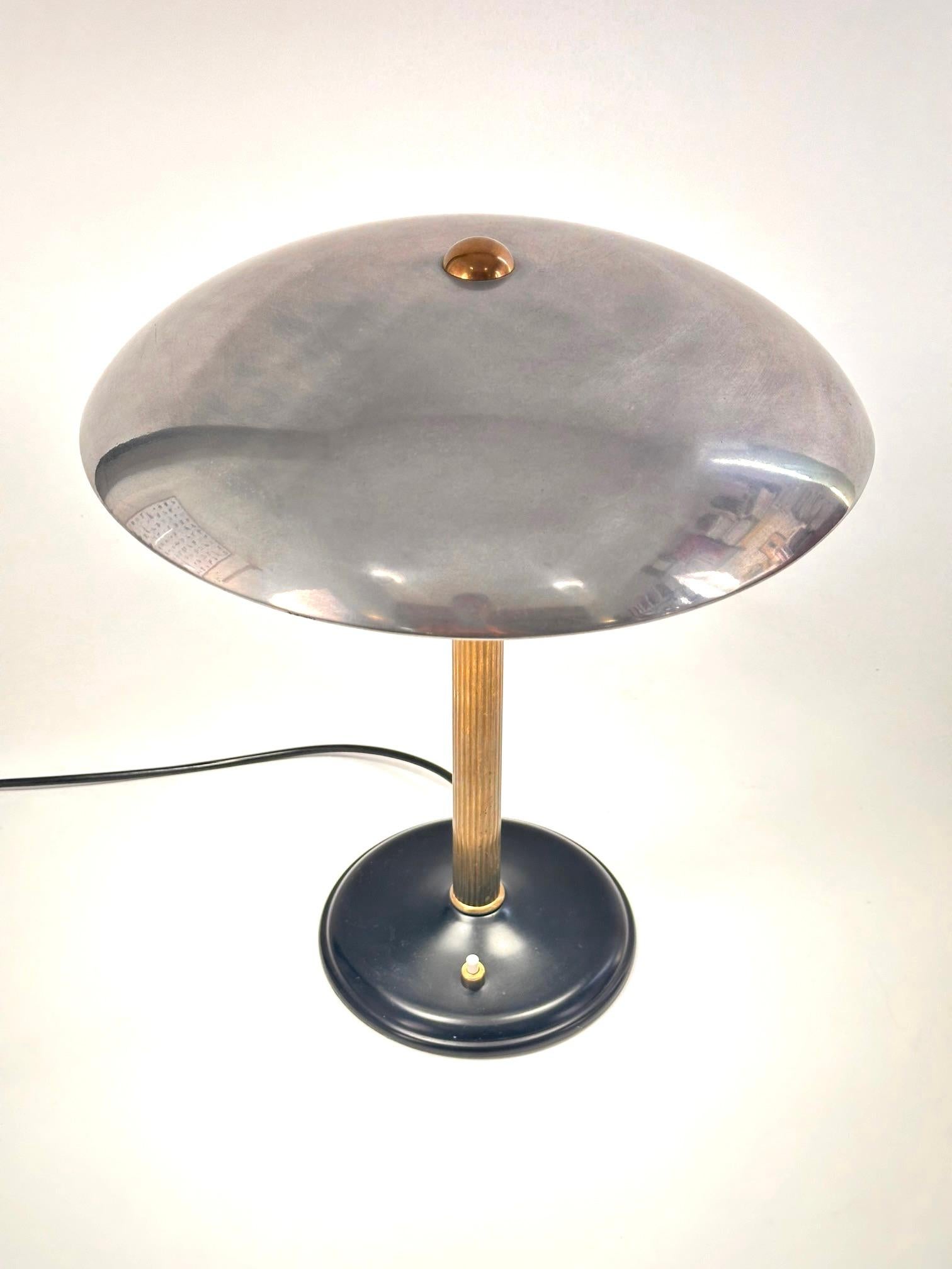A MidCentury Italian table lamp.Metal frame, Chromed shaft and black enemeled base.Excellent condition.Free shipping