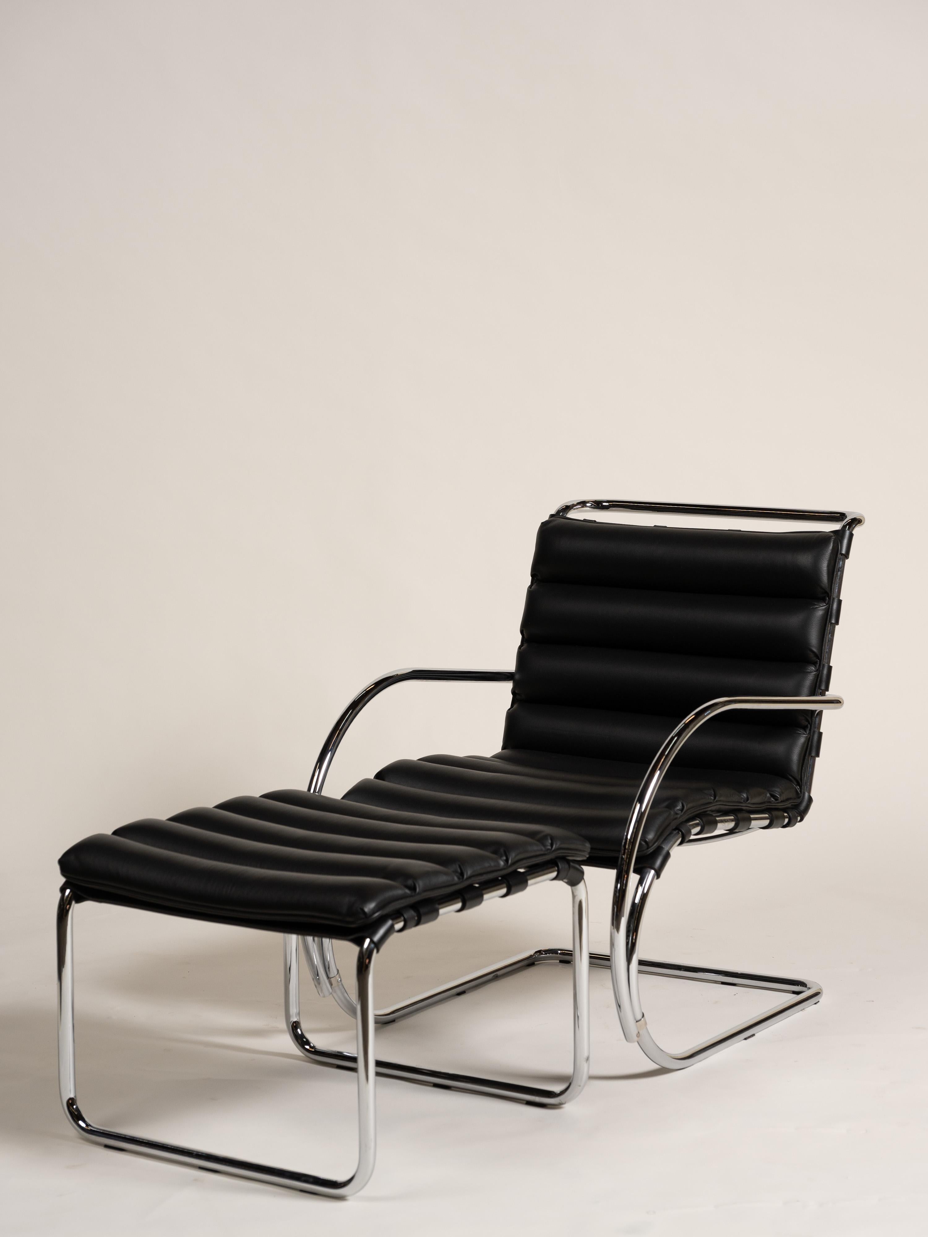 Poltrona e ottomana in pelle nera di Mies van der Rohe per Knoll, metà del secolo scorso. in vendita 2