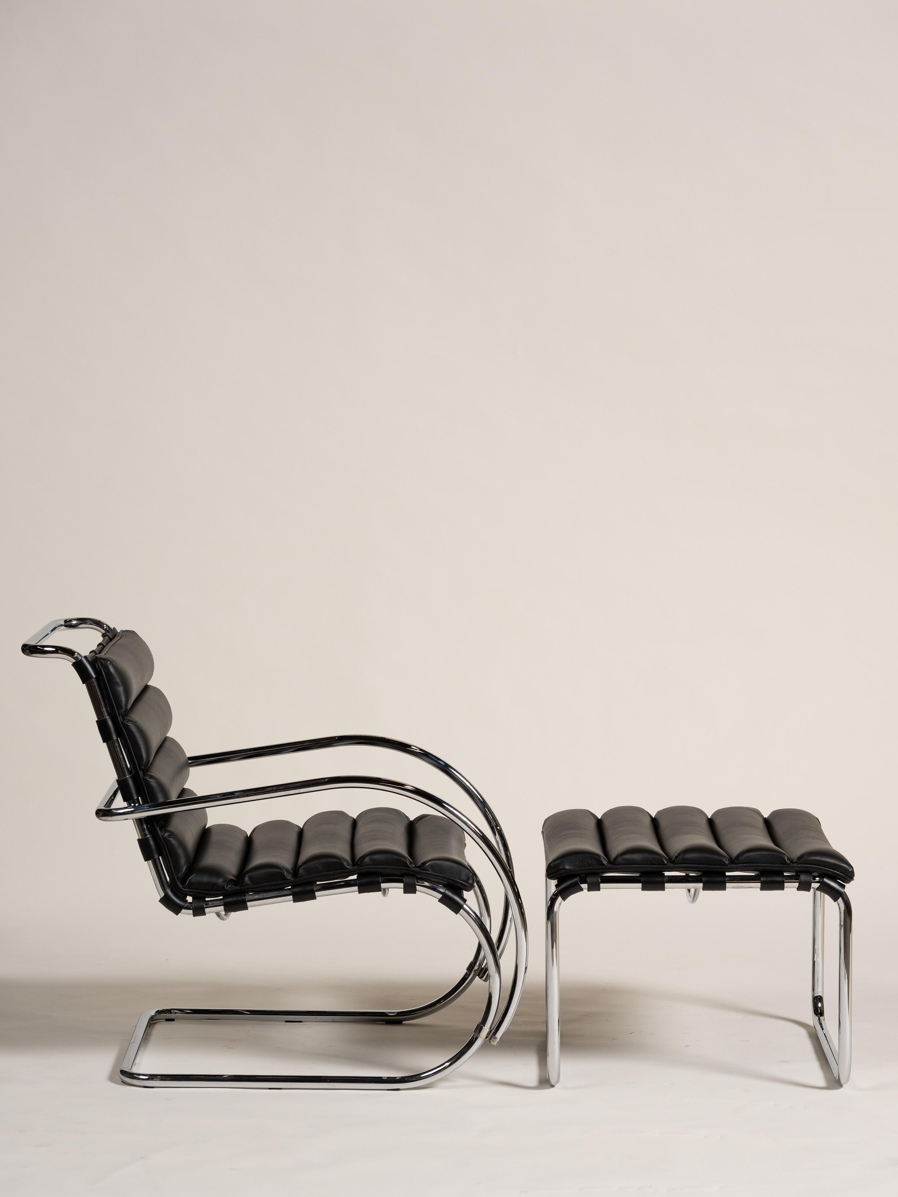Disegnata da Ludwig Mies van der Rohe e prodotta da Knoll, questa iconica MR Lounge Chair con pouf abbinato incarna la filosofia Bauhaus di forma e funzione. Realizzata all'incirca all'inizio degli anni 2000, la sedia (modello 248LC) è dotata di
