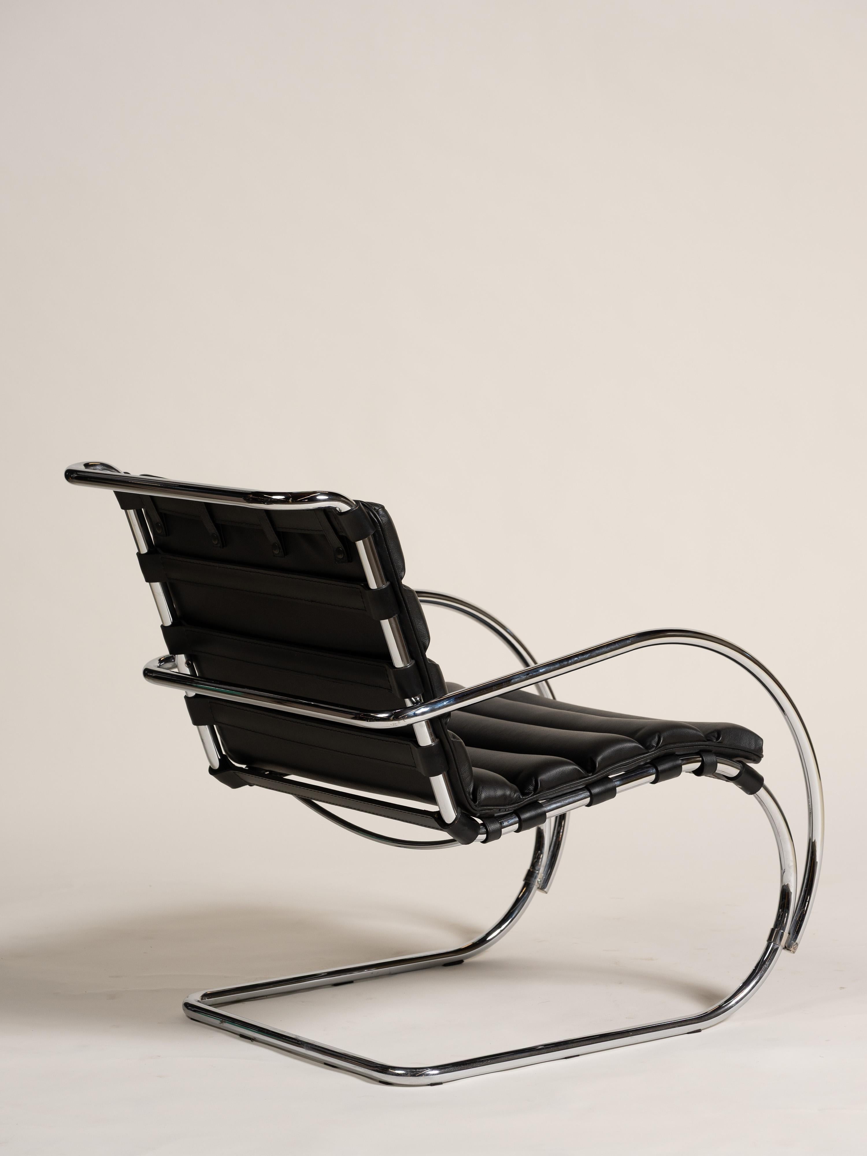 Mid-Century moderno Poltrona e ottomana in pelle nera di Mies van der Rohe per Knoll, metà del secolo scorso. in vendita