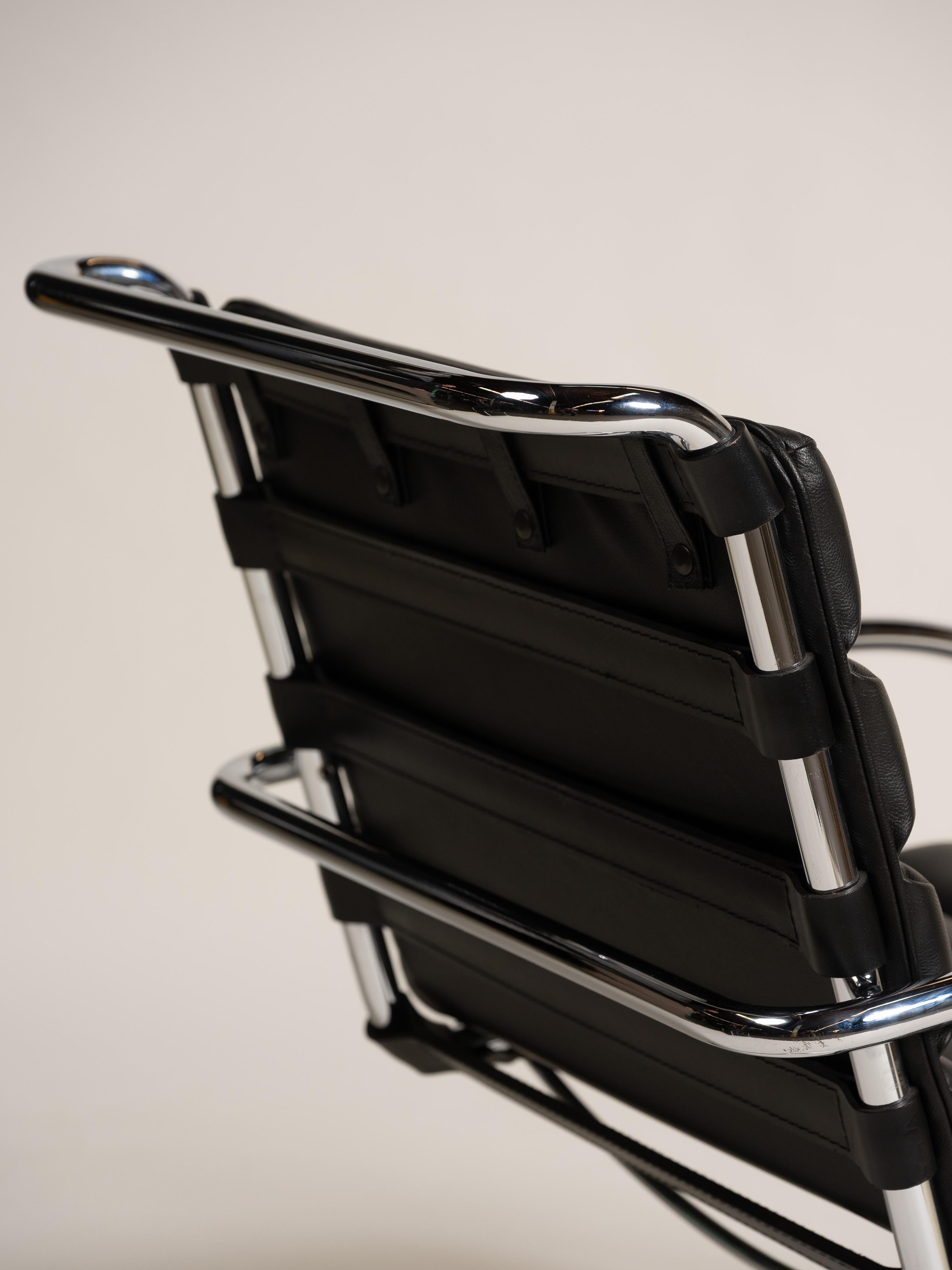 Americano Poltrona e ottomana in pelle nera di Mies van der Rohe per Knoll, metà del secolo scorso. in vendita