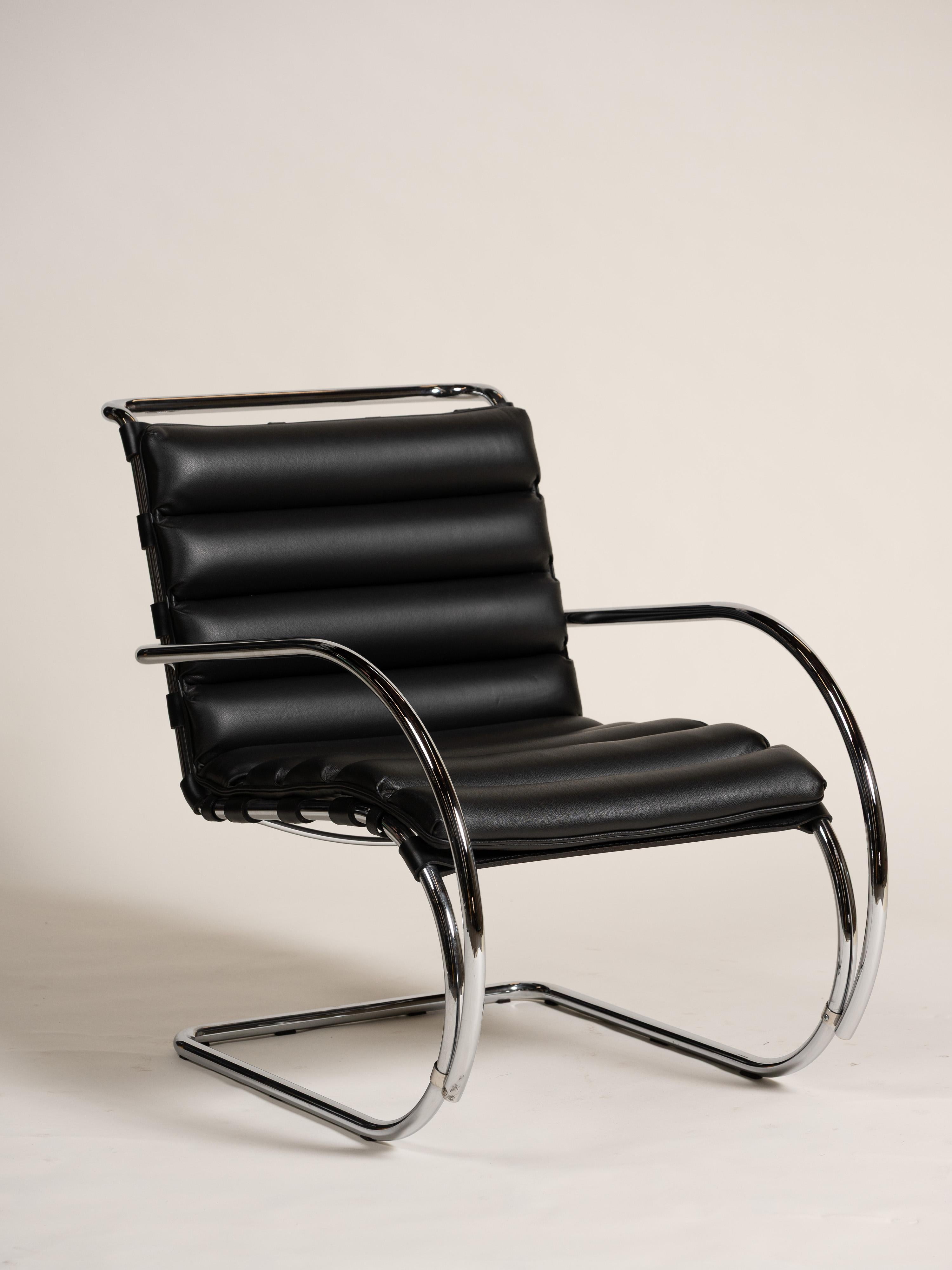 Poltrona e ottomana in pelle nera di Mies van der Rohe per Knoll, metà del secolo scorso. In condizioni buone in vendita a San Francisco, CA