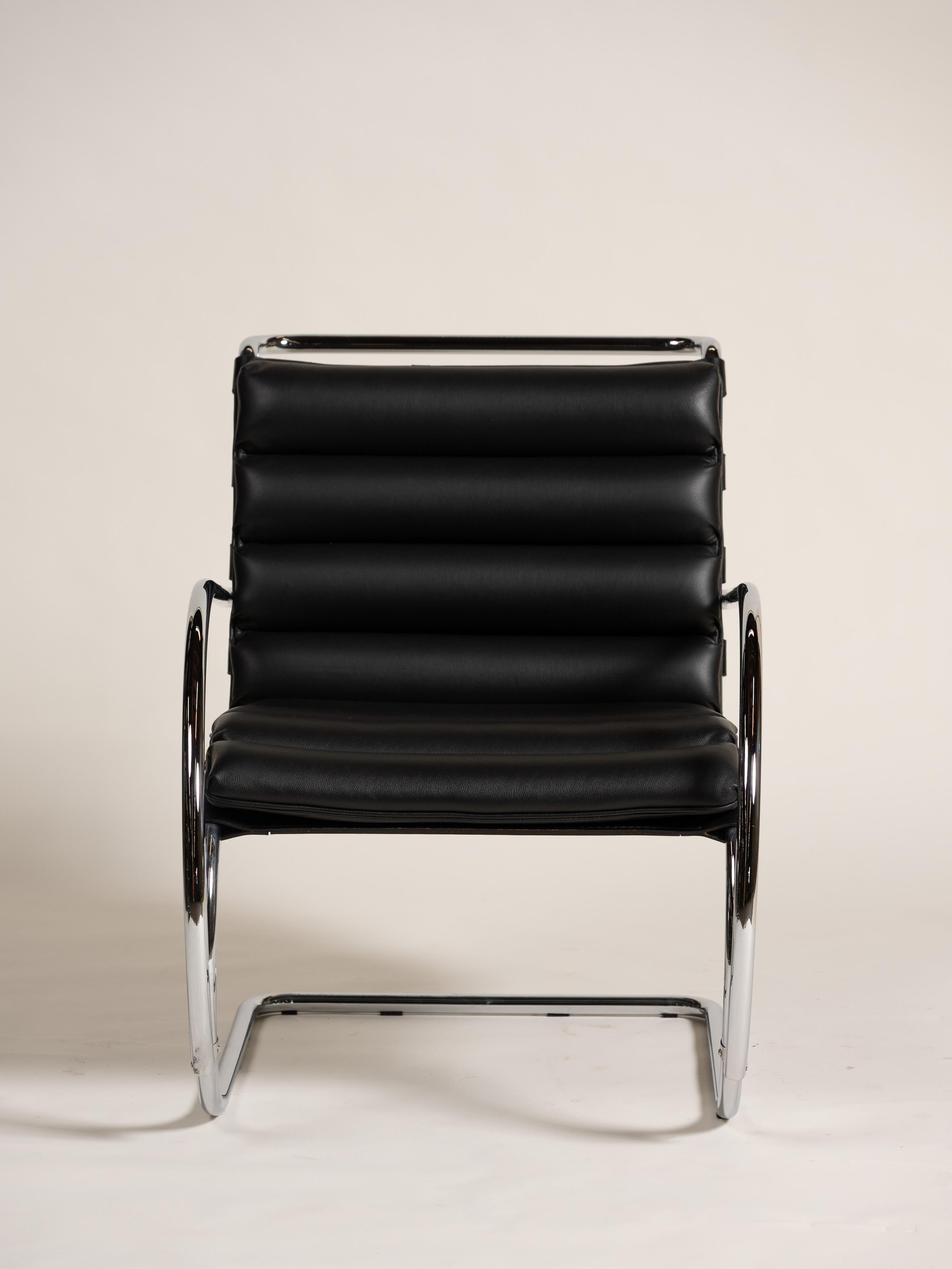 XXI secolo e contemporaneo Poltrona e ottomana in pelle nera di Mies van der Rohe per Knoll, metà del secolo scorso. in vendita