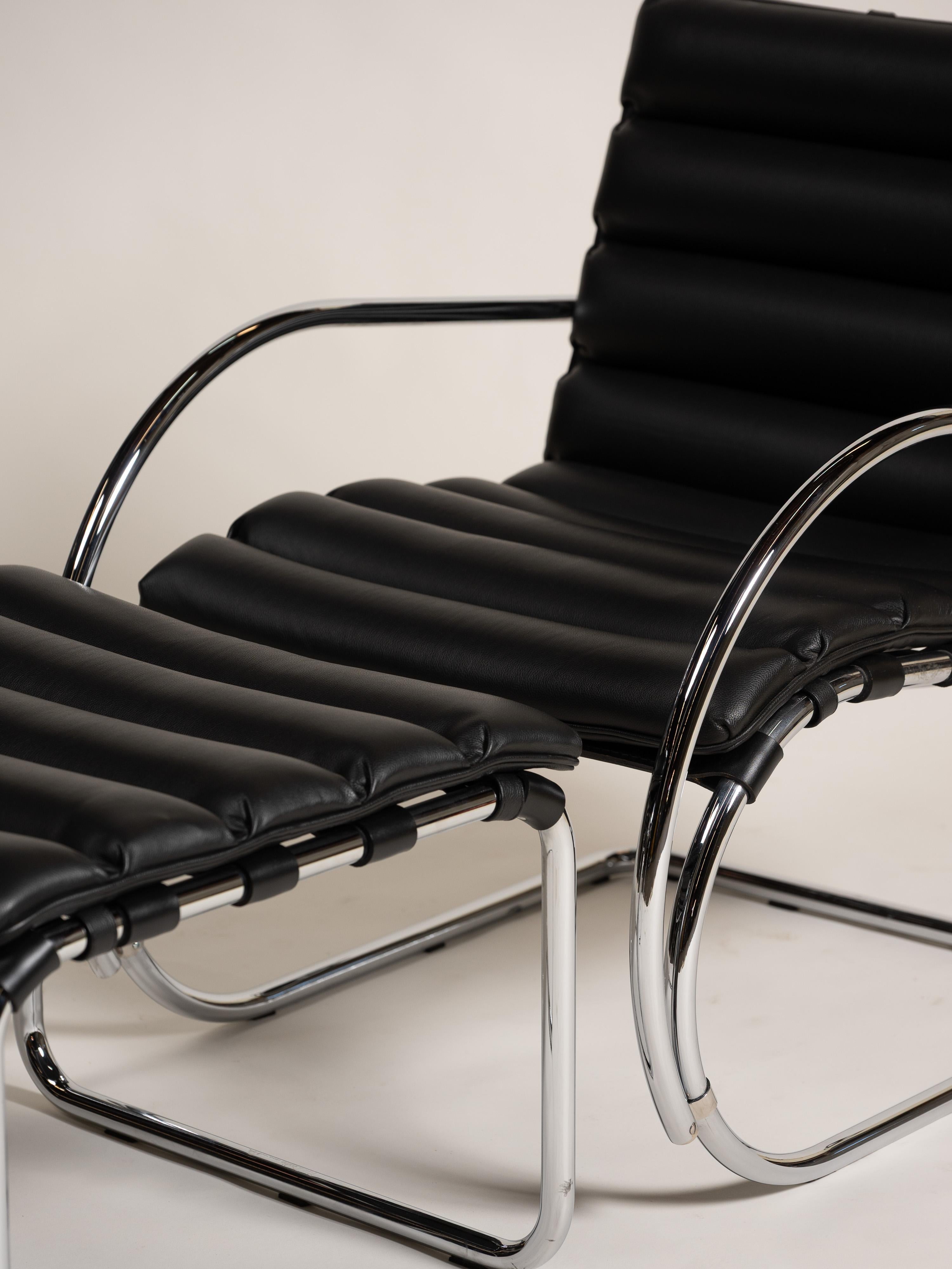 Poltrona e ottomana in pelle nera di Mies van der Rohe per Knoll, metà del secolo scorso. in vendita 1