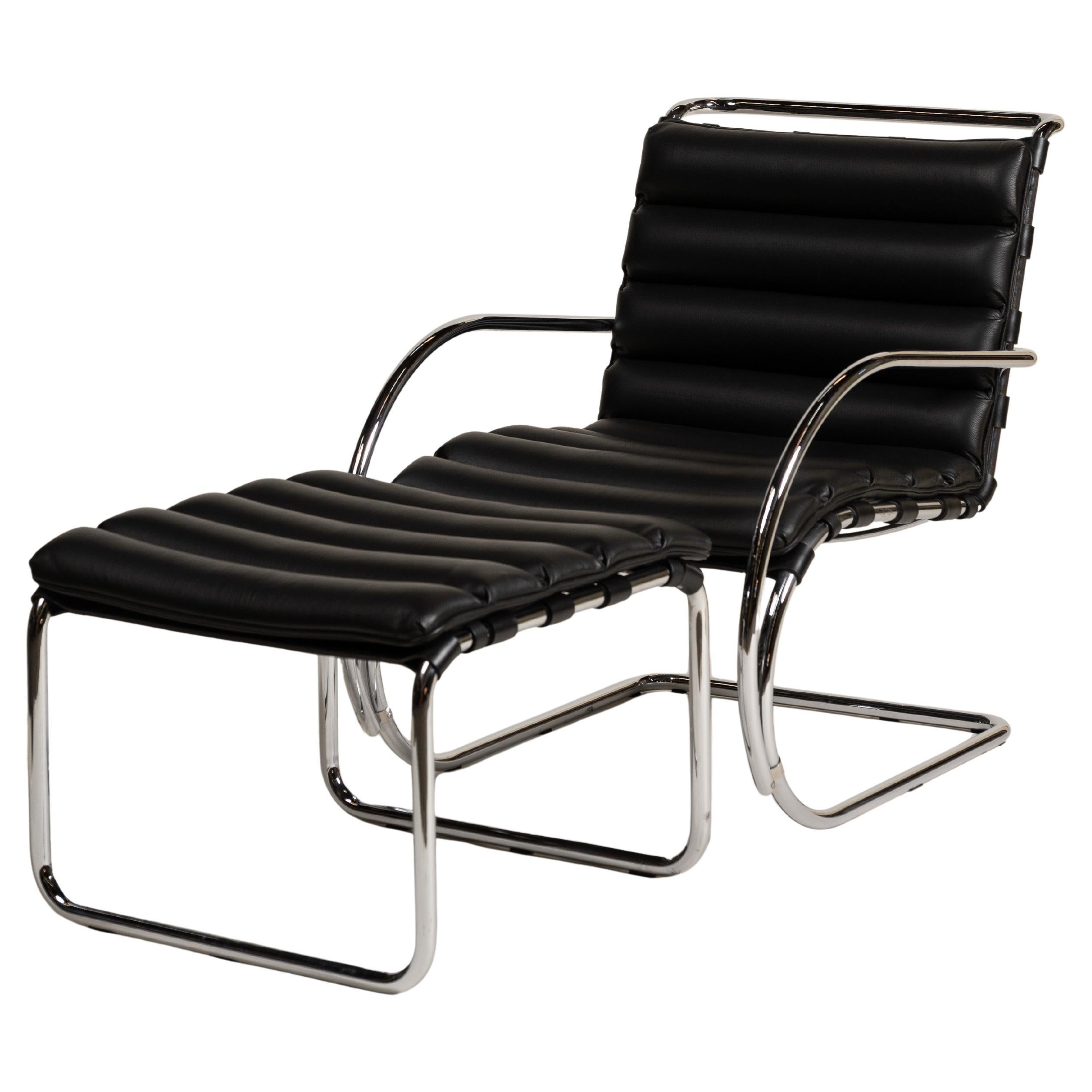 Poltrona e ottomana in pelle nera di Mies van der Rohe per Knoll, metà del secolo scorso. in vendita