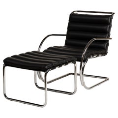 Poltrona e ottomana in pelle nera di Mies van der Rohe per Knoll, metà del secolo scorso.