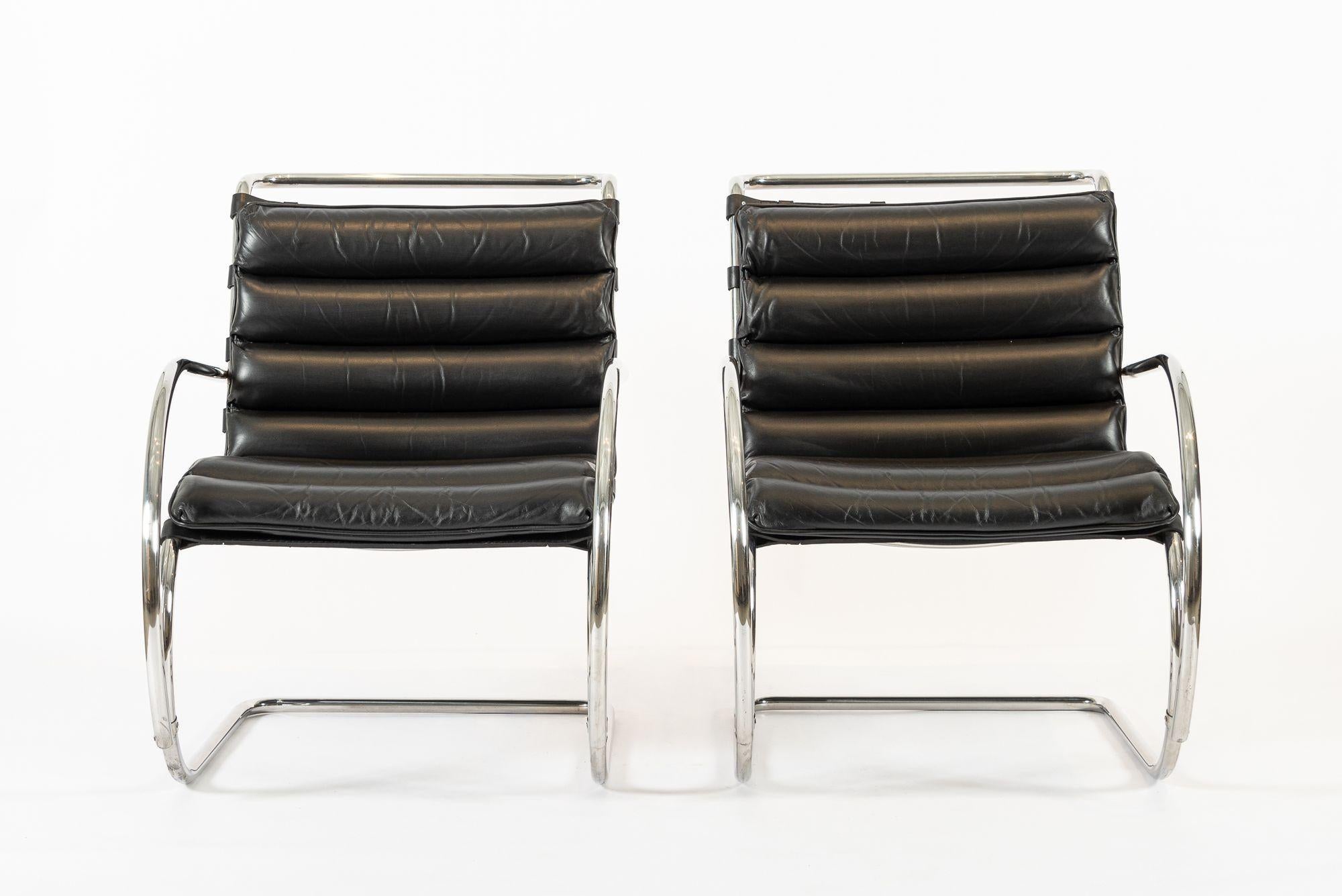 Cette paire de chaises longues classiques Bauhaus 