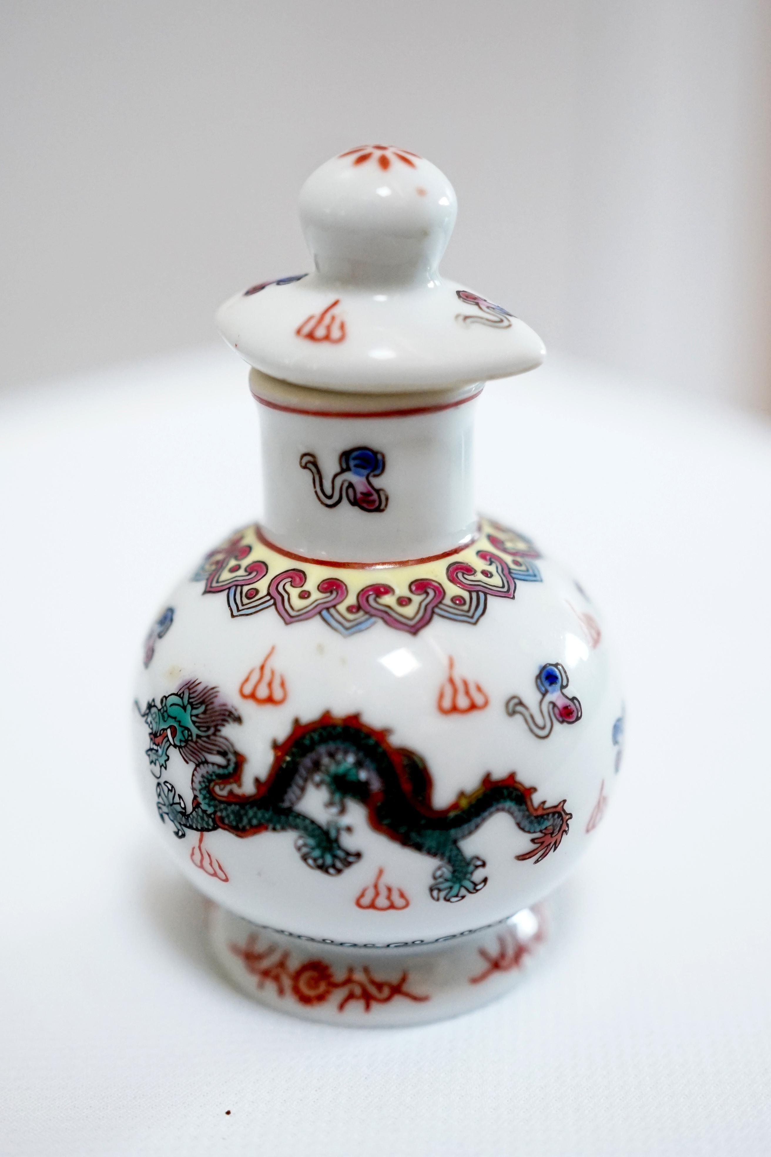 Mehrfarbige Schnupftabakflasche mit Drachen umgeben, Mid-Century (Chinesischer Export) im Angebot