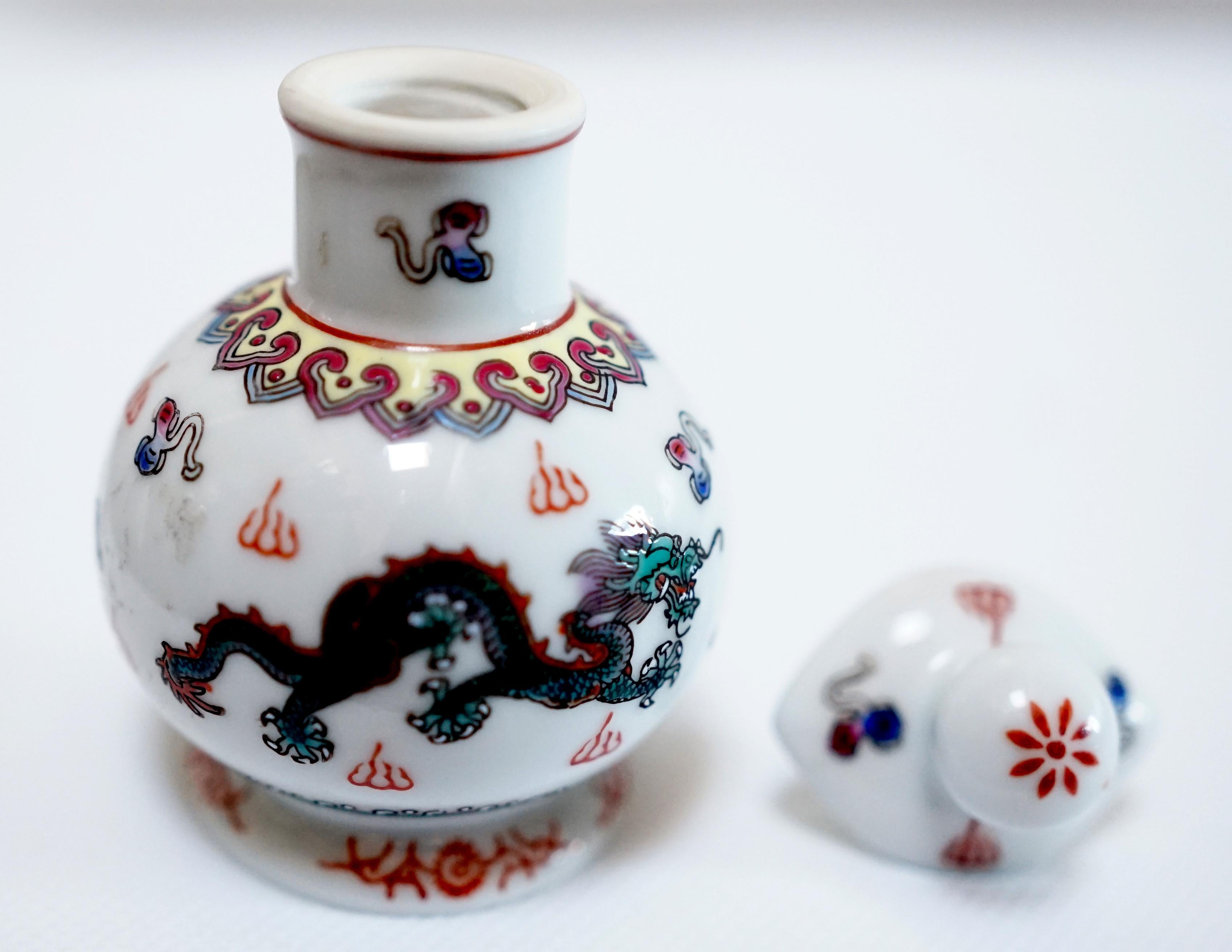 Mehrfarbige Schnupftabakflasche mit Drachen umgeben, Mid-Century (Chinesisch) im Angebot