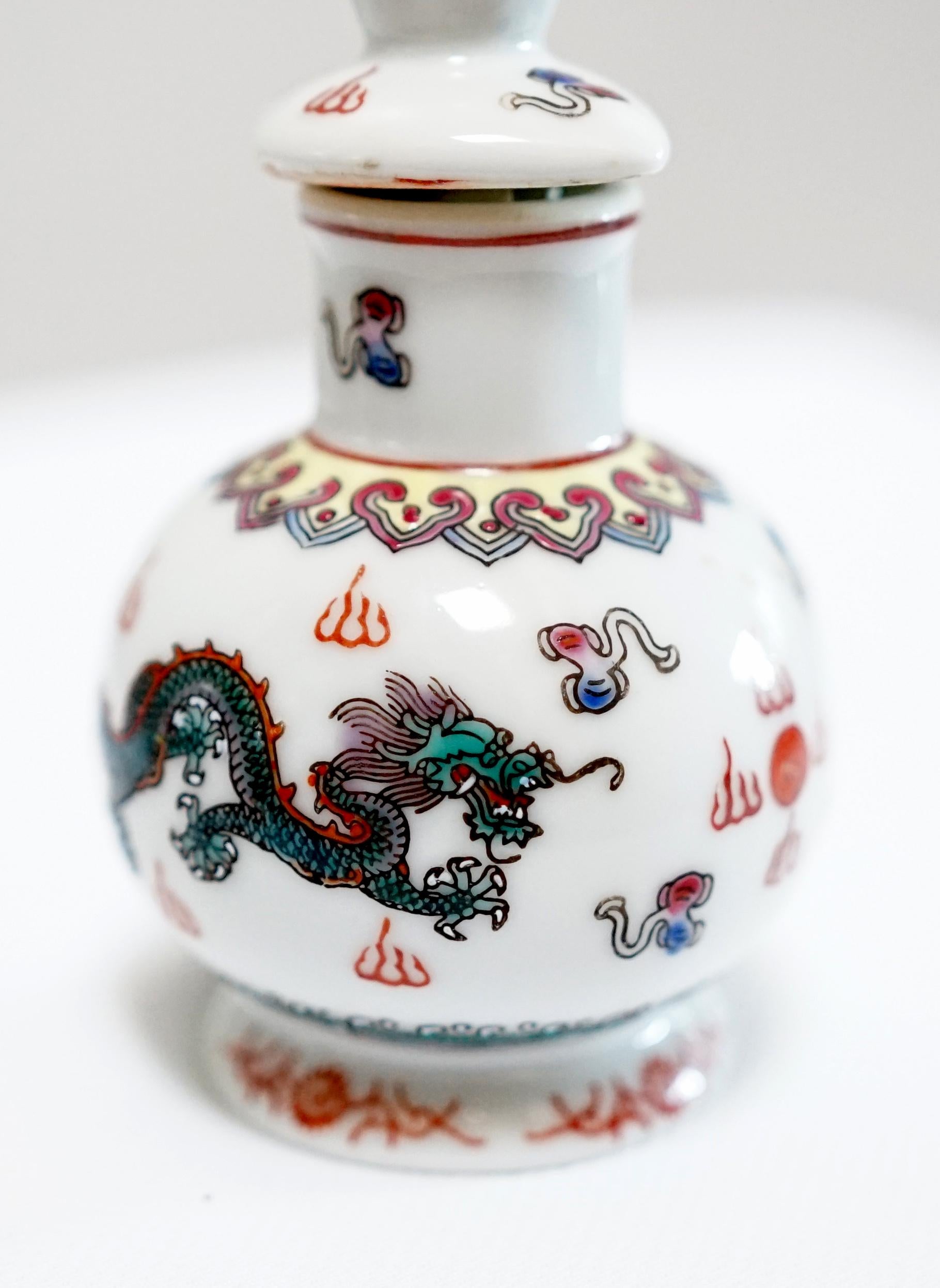Mehrfarbige Schnupftabakflasche mit Drachen umgeben, Mid-Century im Zustand „Gut“ im Angebot in Lomita, CA