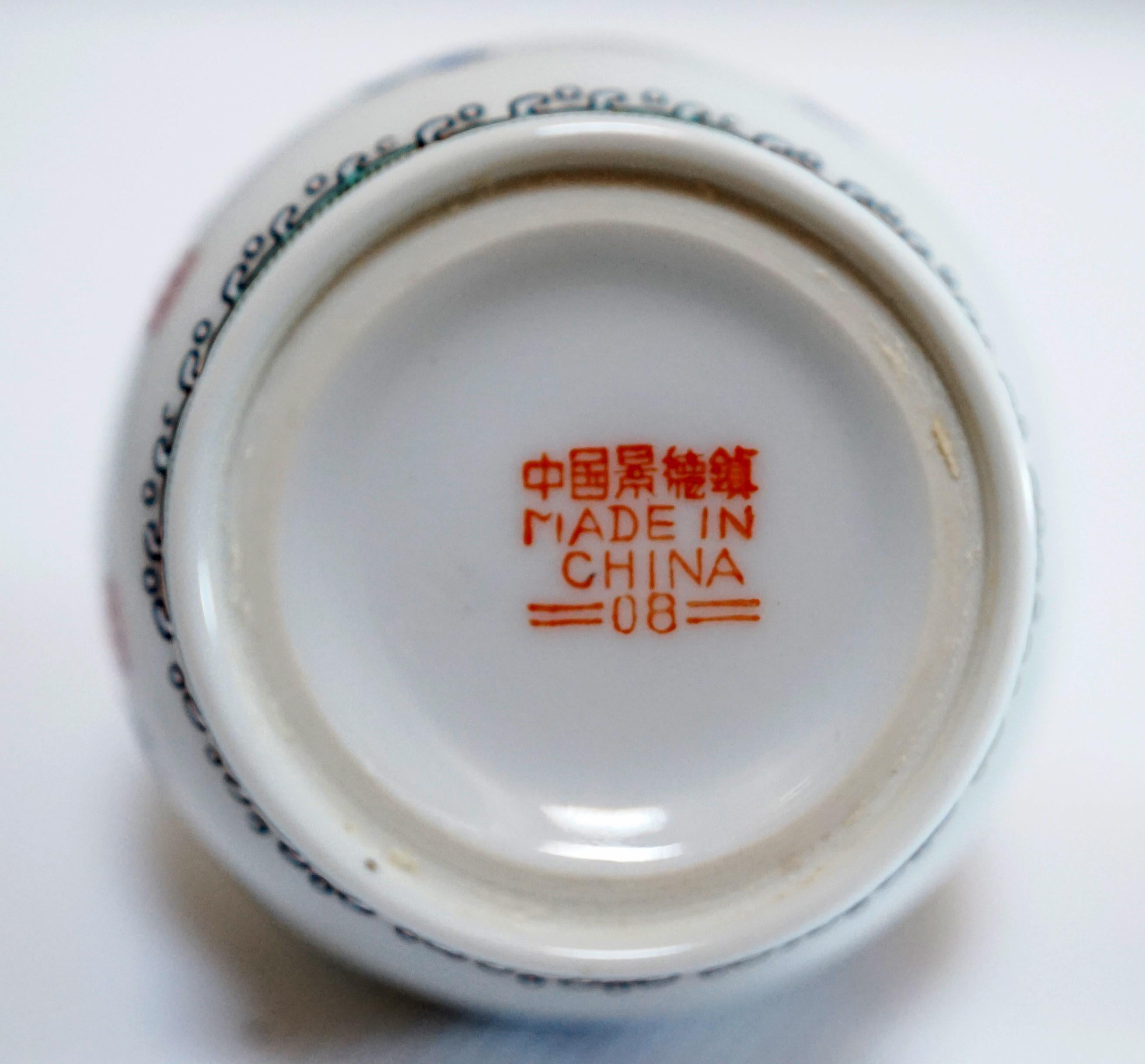 Mehrfarbige Schnupftabakflasche mit Drachen umgeben, Mid-Century (20. Jahrhundert) im Angebot