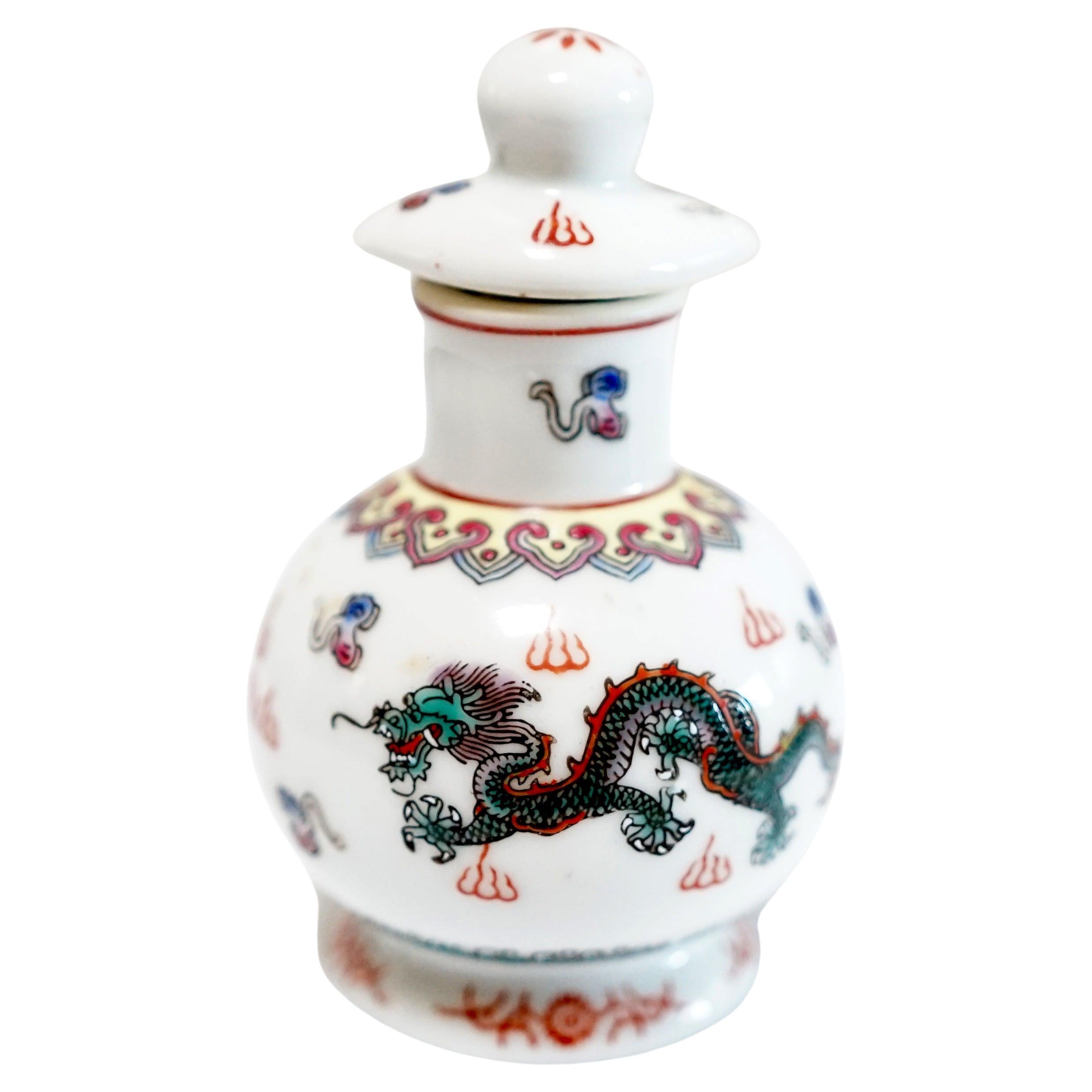 Mehrfarbige Schnupftabakflasche mit Drachen umgeben, Mid-Century im Angebot