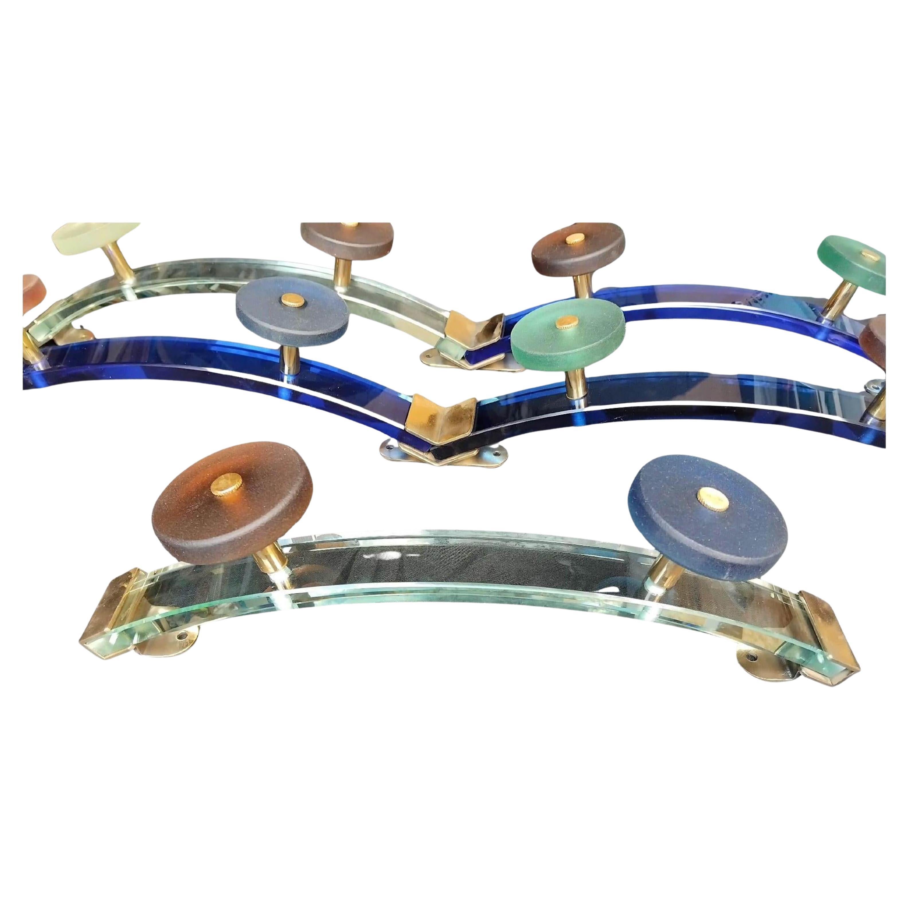 Modello di appendiabiti in vetro e ottone degli anni '70.
Facile da installare grazie alle staffe slip-in.
In base alle tue esigenze può essere formato da tutti gli elementi di cui hai bisogno e da tutte le varianti di colore che scegli.
Buono