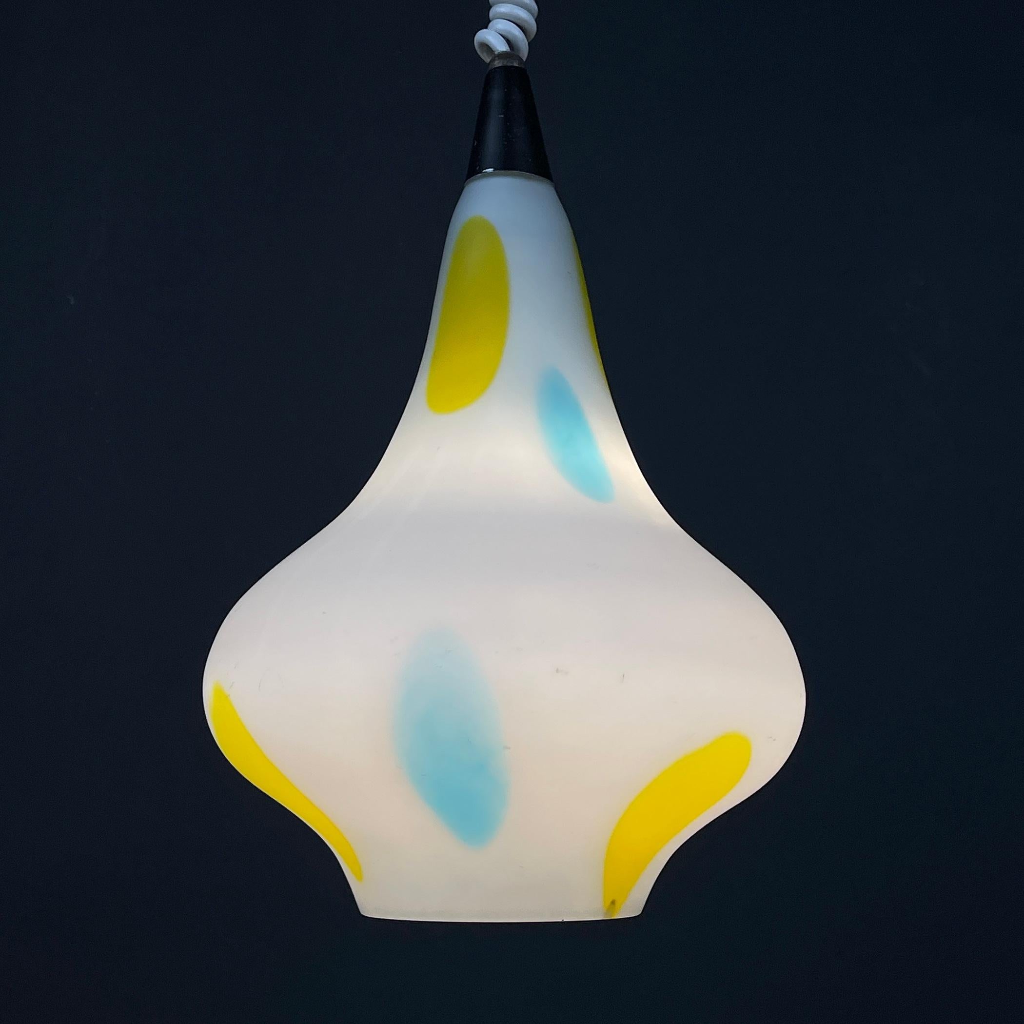 Step into a world of timeless sophistication with our mid-century Italian design hanging lamp by Stilnova. Immerse yourself in the allure of the 50s, as this exquisite piece brings refined elegance to any space it adorns.

Rest assured, this hanging