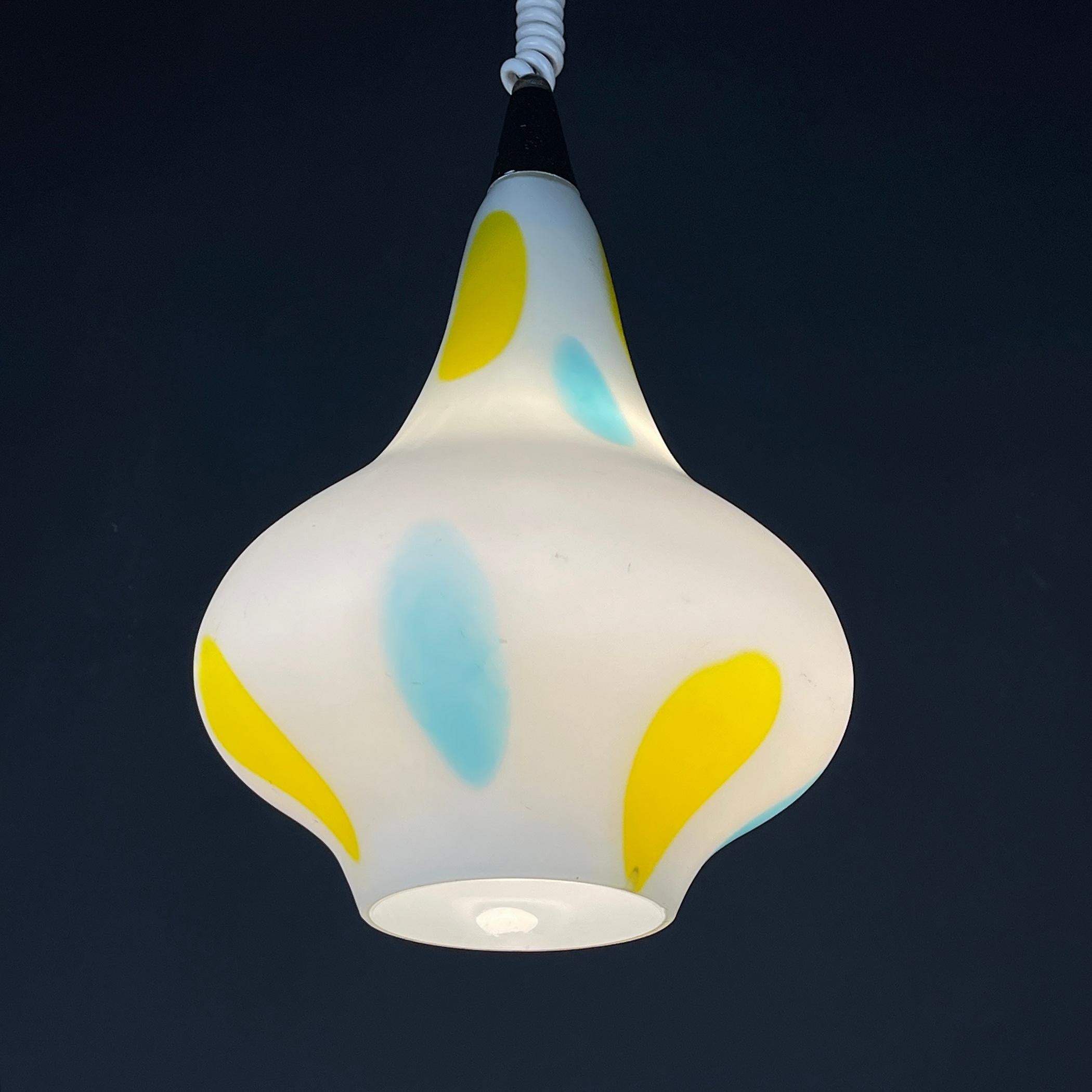 Mid-century multicolor opaline murano glass pendant lamp by Stilnovo Italy 1950s In Good Condition For Sale In Miklavž Pri Taboru, SI