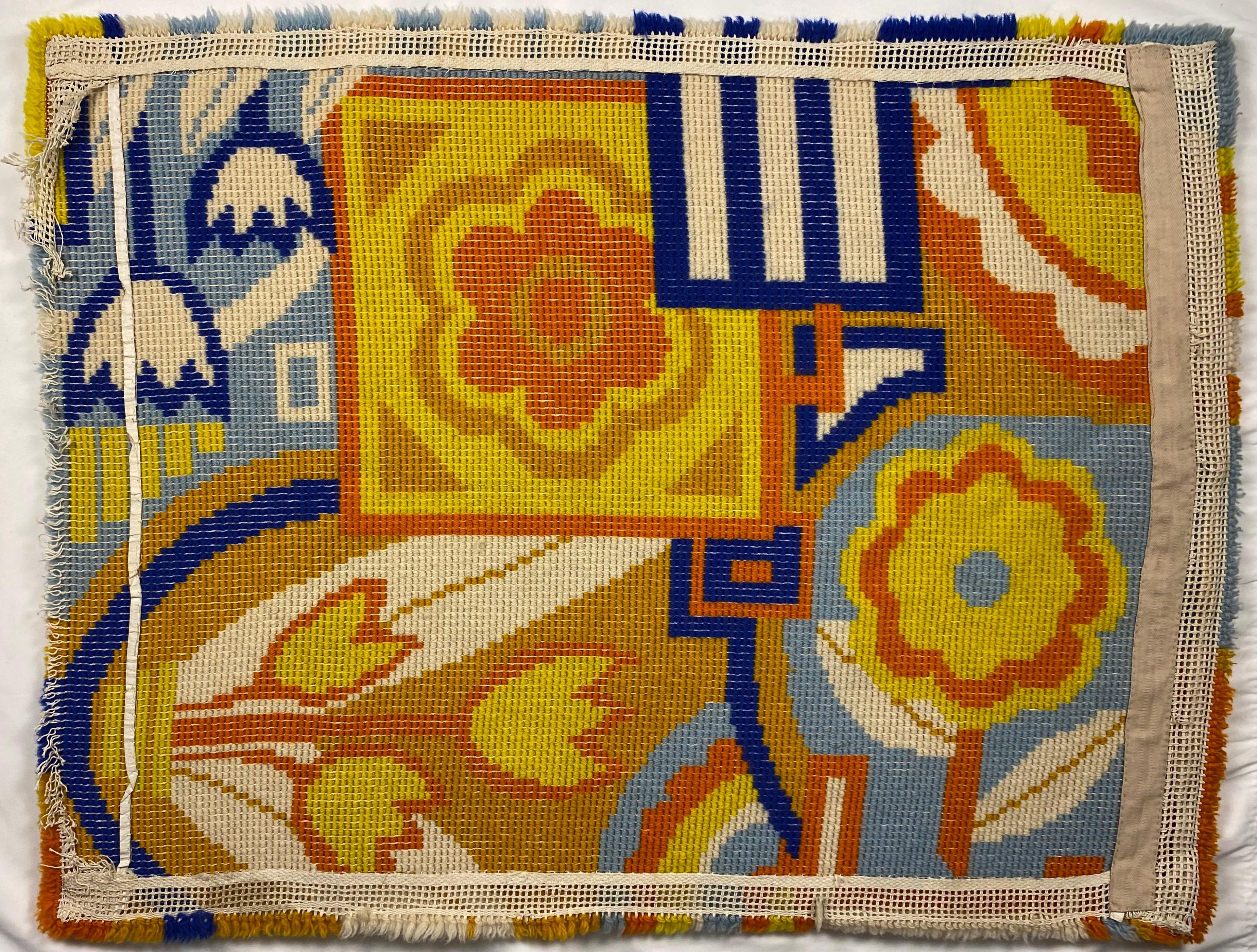 Ein sehr stilvoller Teppich aus der Mitte des Jahrhunderts aus 100% Wolle. Dieser Teppich ist flach gewebt, hat einen Wollflor und ist in sehr gutem Vintage-Zustand mit schönen Farben. 
CIRCA, 1970-80er Jahre.

Keine Löcher, schön weich und mit
