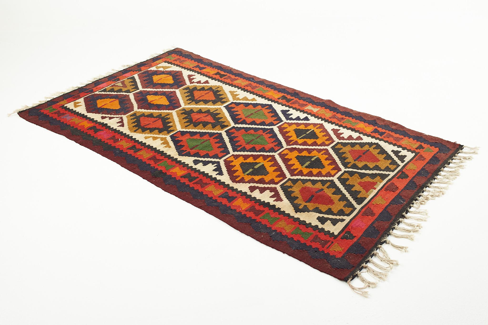 Mid-Century Modern Tapis en laine tissé à plat à motifs multicolores du Sud-Ouest du milieu du siècle dernier en vente