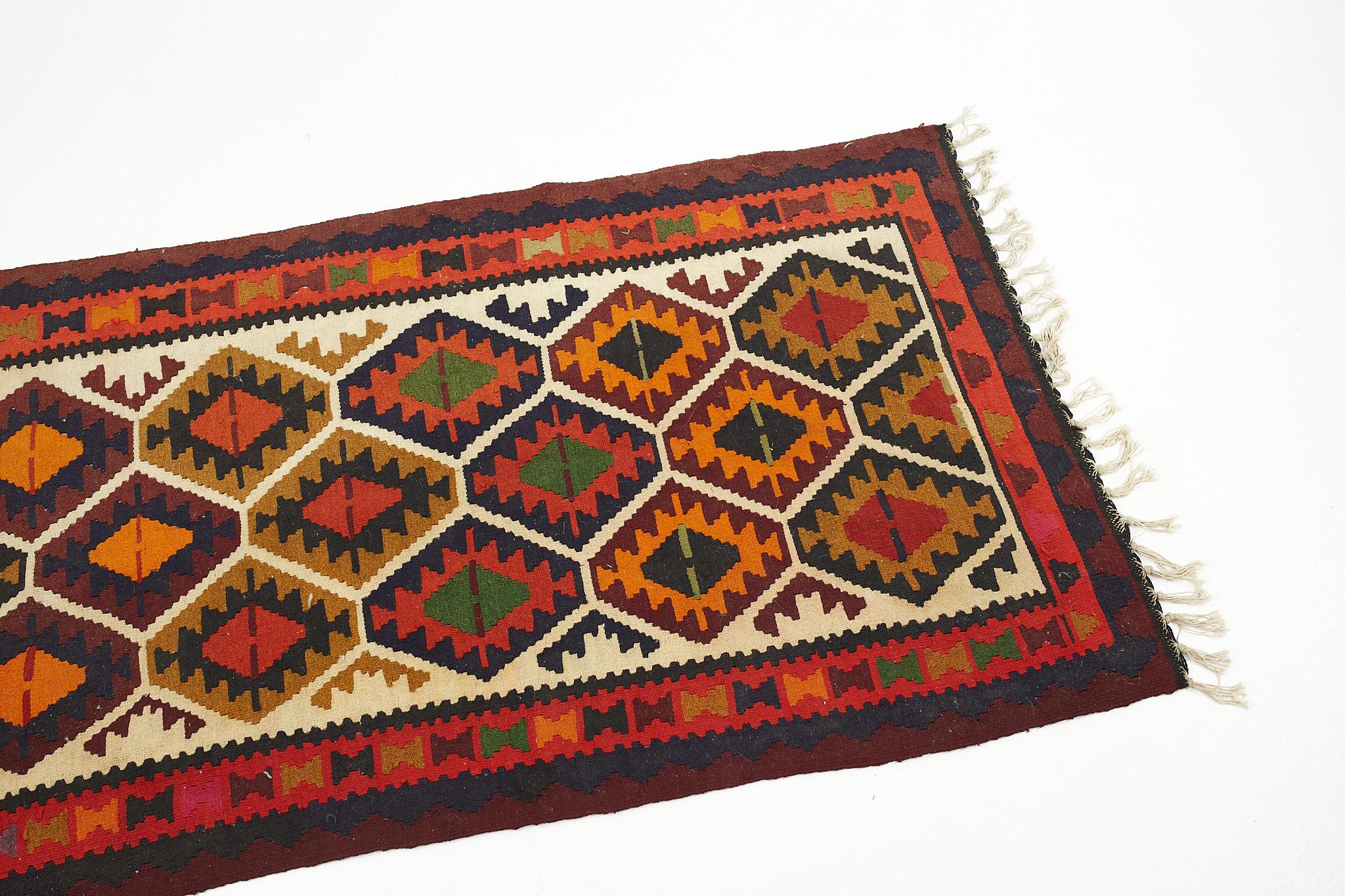 Américain Tapis en laine tissé à plat à motifs multicolores du Sud-Ouest du milieu du siècle dernier en vente