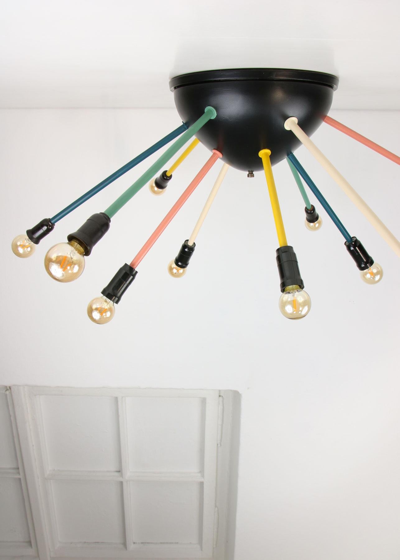 Die Lampenfassungen sind für europäische Standard-E14-Glühbirnen ausgelegt (nicht im Lieferumfang enthalten).

Für US-Kunden werden dem Paket kostenlos Adapter für Glühbirnen (E14 zu E12) beigelegt. Funktioniert sowohl mit 220 V als auch mit 110 V.