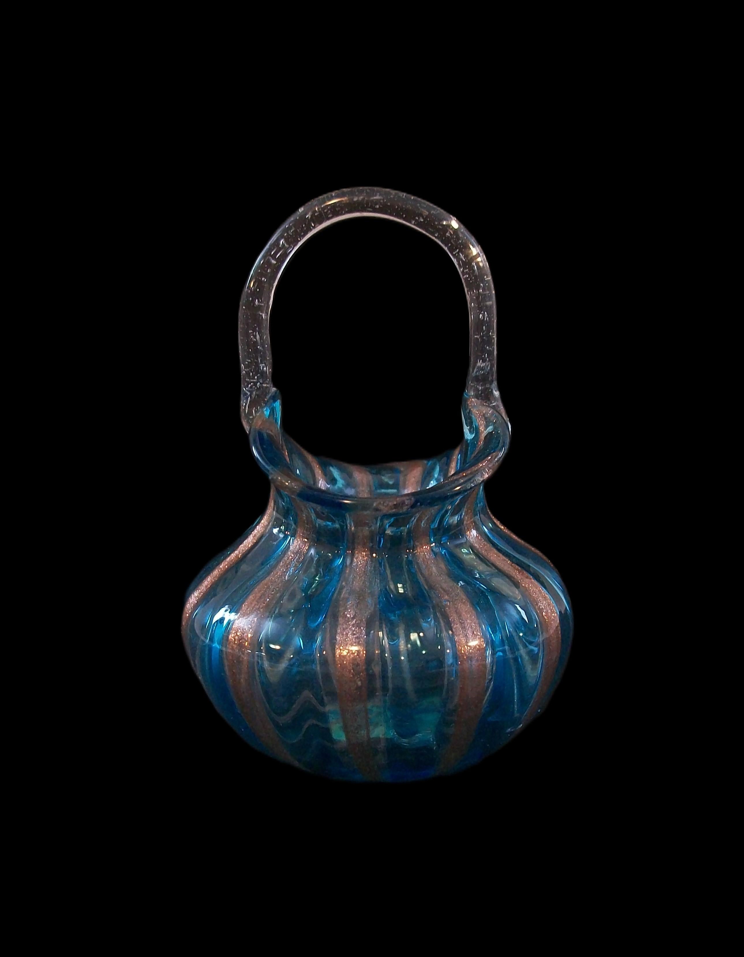 Mid Century Murano Art Glass Basket w/ Copper Aventurine - Italy - Circa 1950's In Good Condition For Sale In Chatham, ON