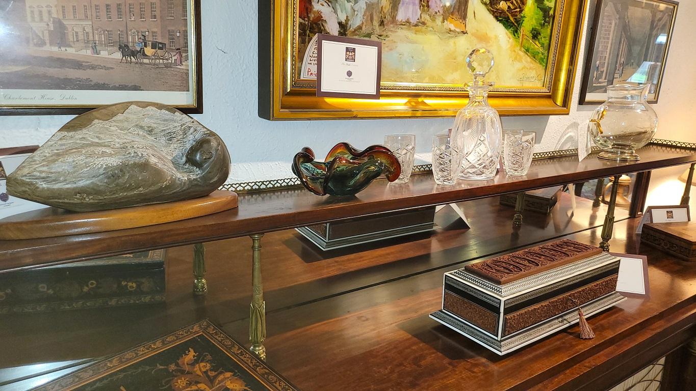Nous vous présentons une ravissante coupe en verre de Murano du milieu du siècle, à la manière de Tosso ou de Martens.

Fabriqué à Murano, en Italie, vers 1960, ce magnifique objet en verre d'art soufflé à la main a la forme d'un coquillage de