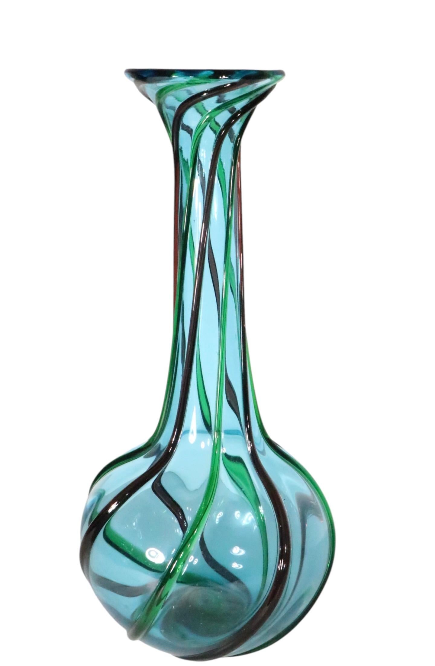 Vaso in vetro artistico di Murano della metà del secolo scorso con corpo blu bulboso att. a Seguso in vendita 5
