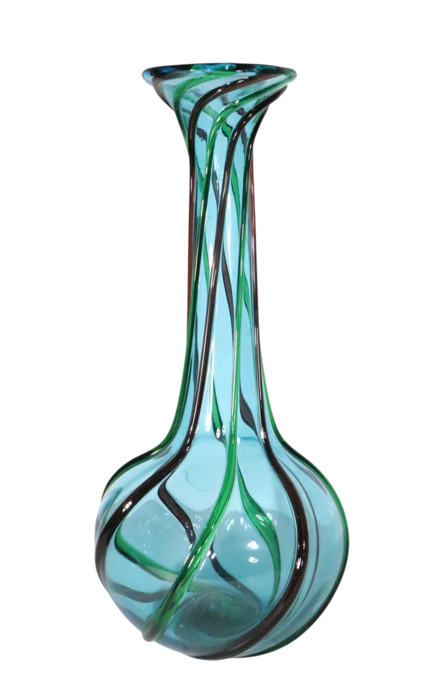 Vaso in vetro artistico di Murano della metà del secolo scorso con corpo blu bulboso att. a Seguso in vendita 6
