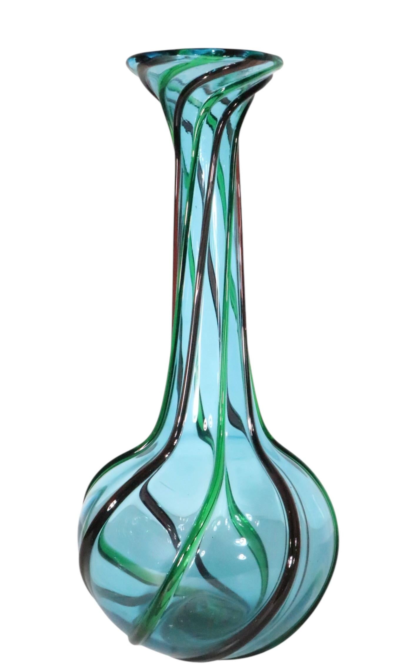 Vaso in vetro artistico di Murano della metà del secolo scorso con corpo blu bulboso att. a Seguso in vendita 7
