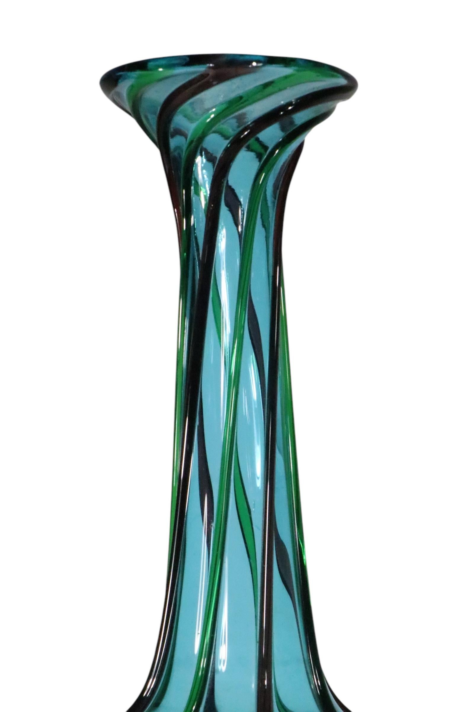 Vaso in vetro artistico di Murano della metà del secolo scorso con corpo blu bulboso att. a Seguso in vendita 9