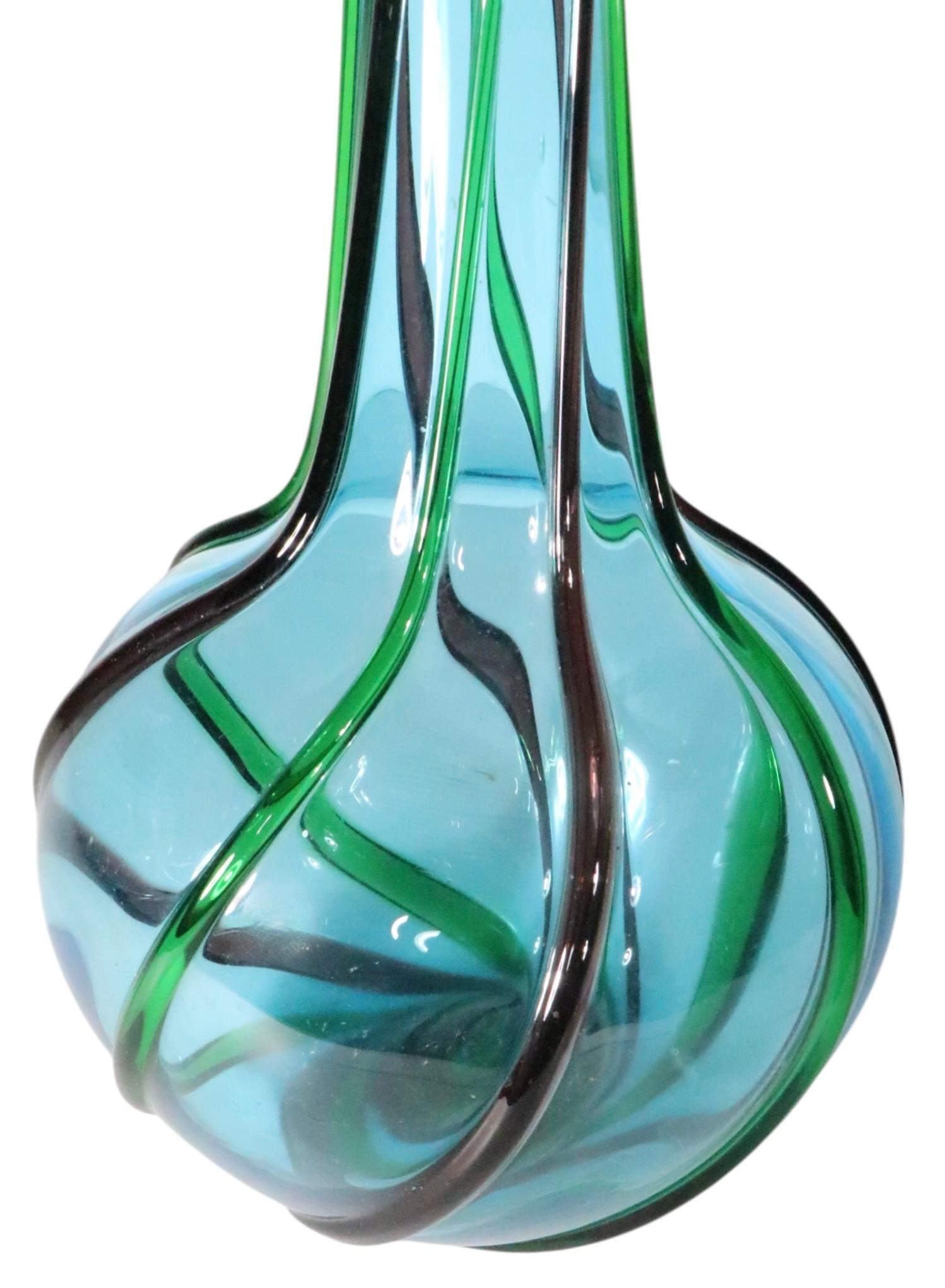 Mid-Century moderno Vaso in vetro artistico di Murano della metà del secolo scorso con corpo blu bulboso att. a Seguso in vendita