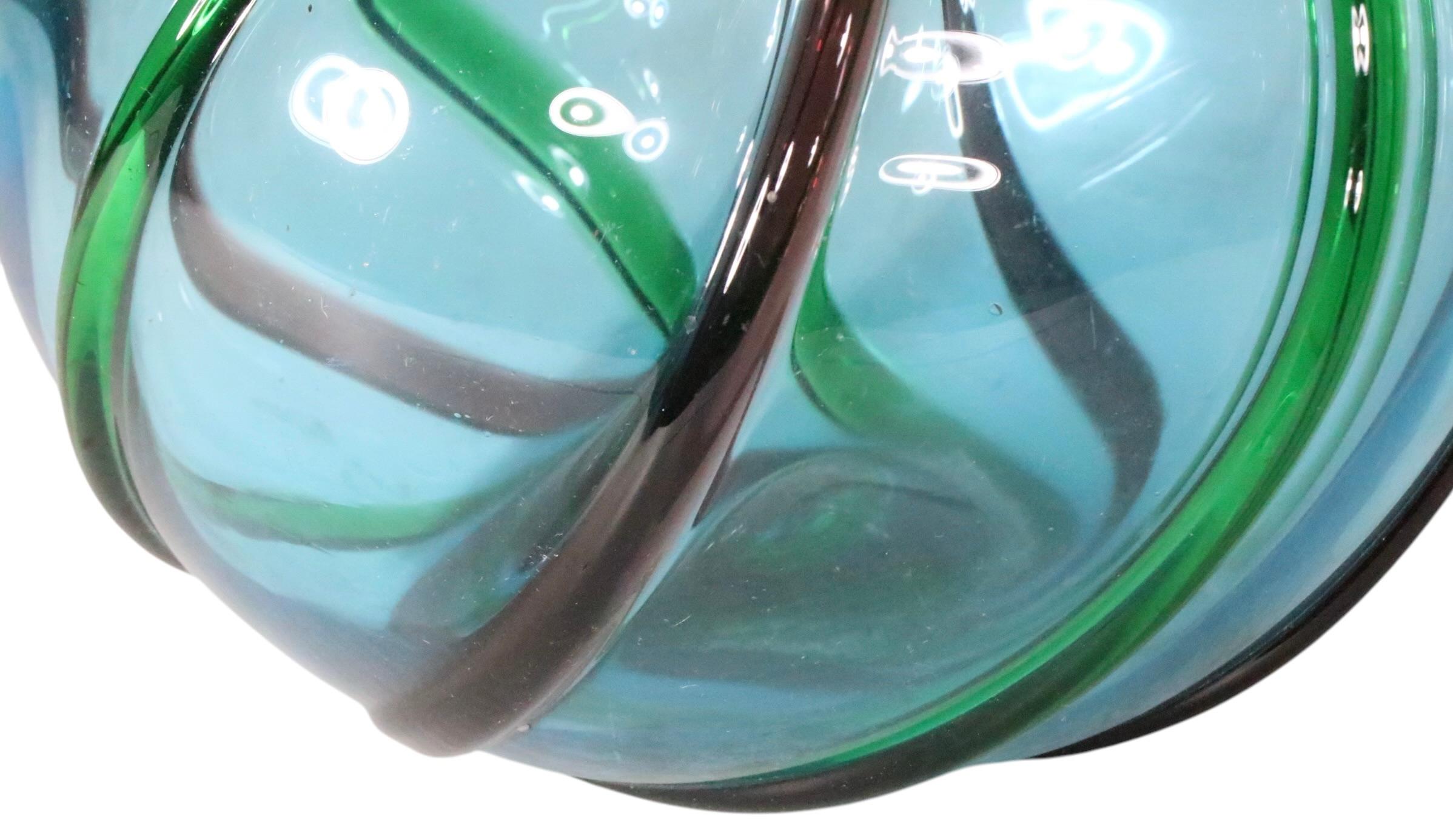 Italiano Vaso in vetro artistico di Murano della metà del secolo scorso con corpo blu bulboso att. a Seguso in vendita