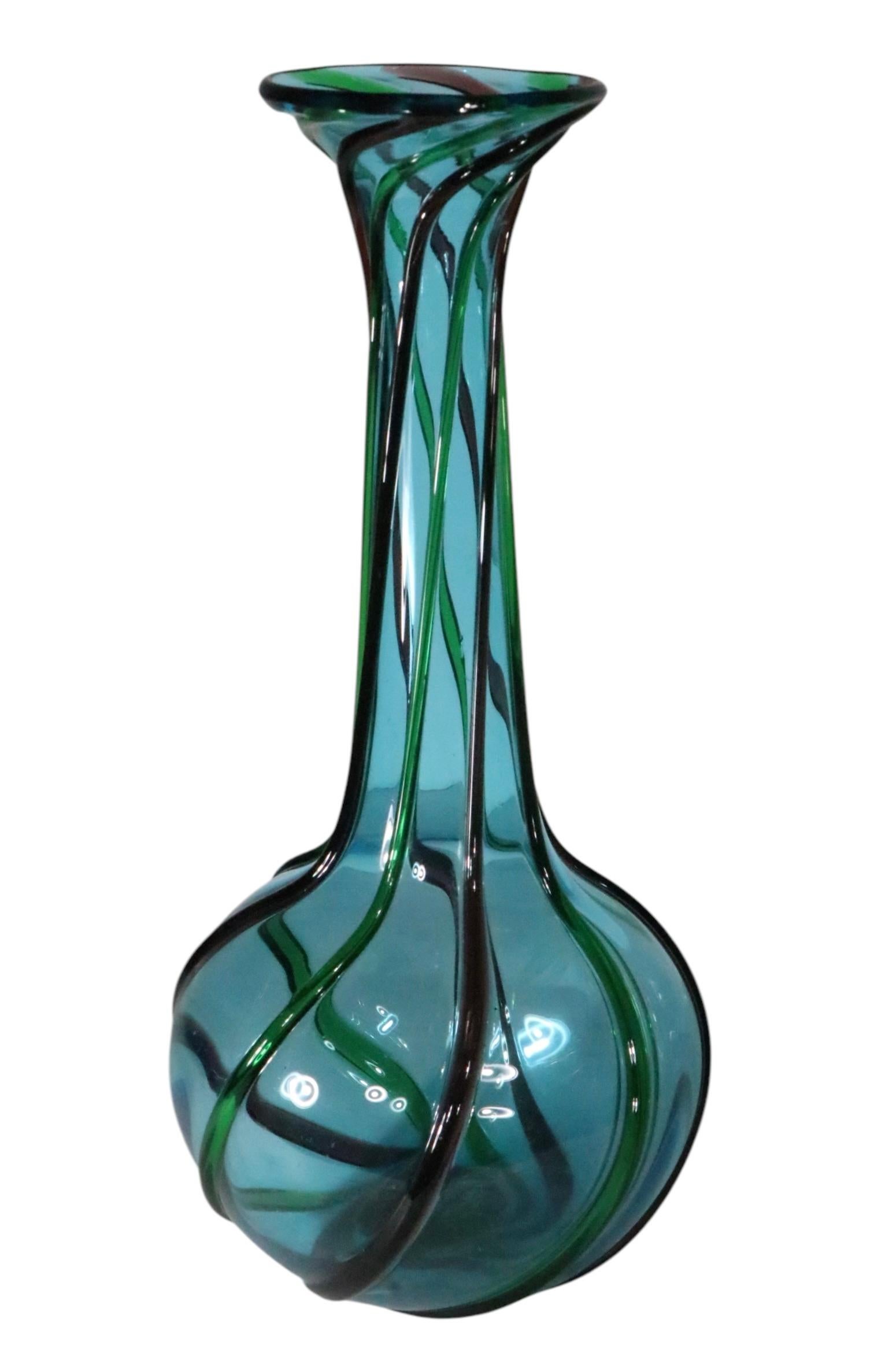 Vetro artistico Vaso in vetro artistico di Murano della metà del secolo scorso con corpo blu bulboso att. a Seguso in vendita