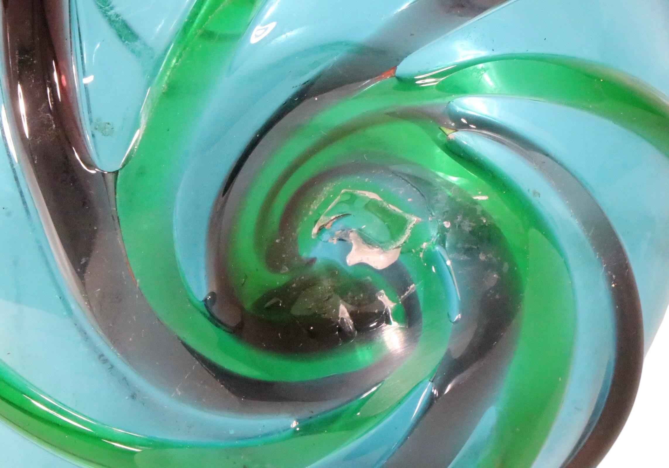 Vaso in vetro artistico di Murano della metà del secolo scorso con corpo blu bulboso att. a Seguso in vendita 2