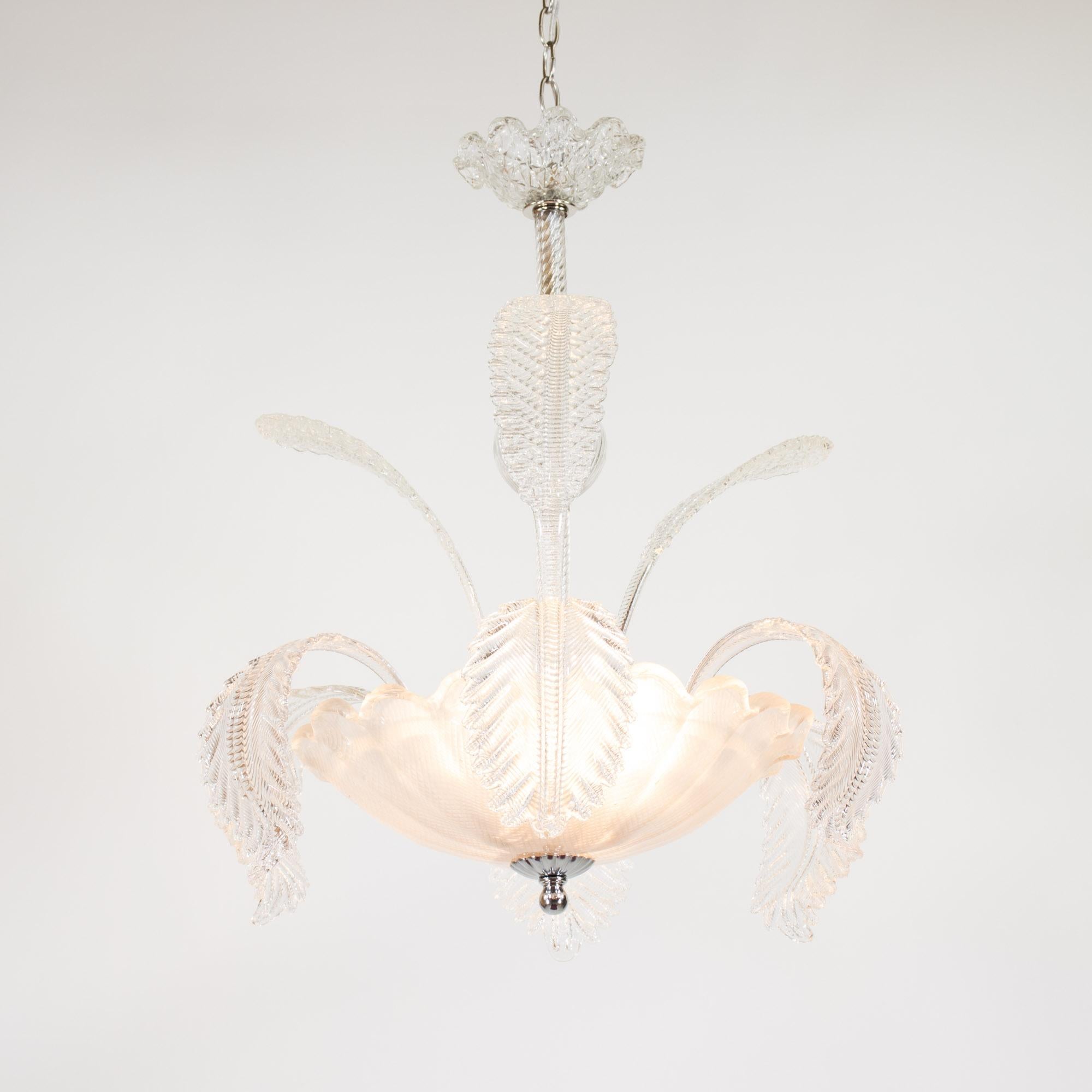 Apprezzati per la loro eleganza, l'intricatezza delle tecniche e la storia, i lampadari in vetro di Murano continuano ad aggiungere brillantezza alle case moderne e tradizionali. Questo lampadario di metà secolo non fa eccezione: è stato creato