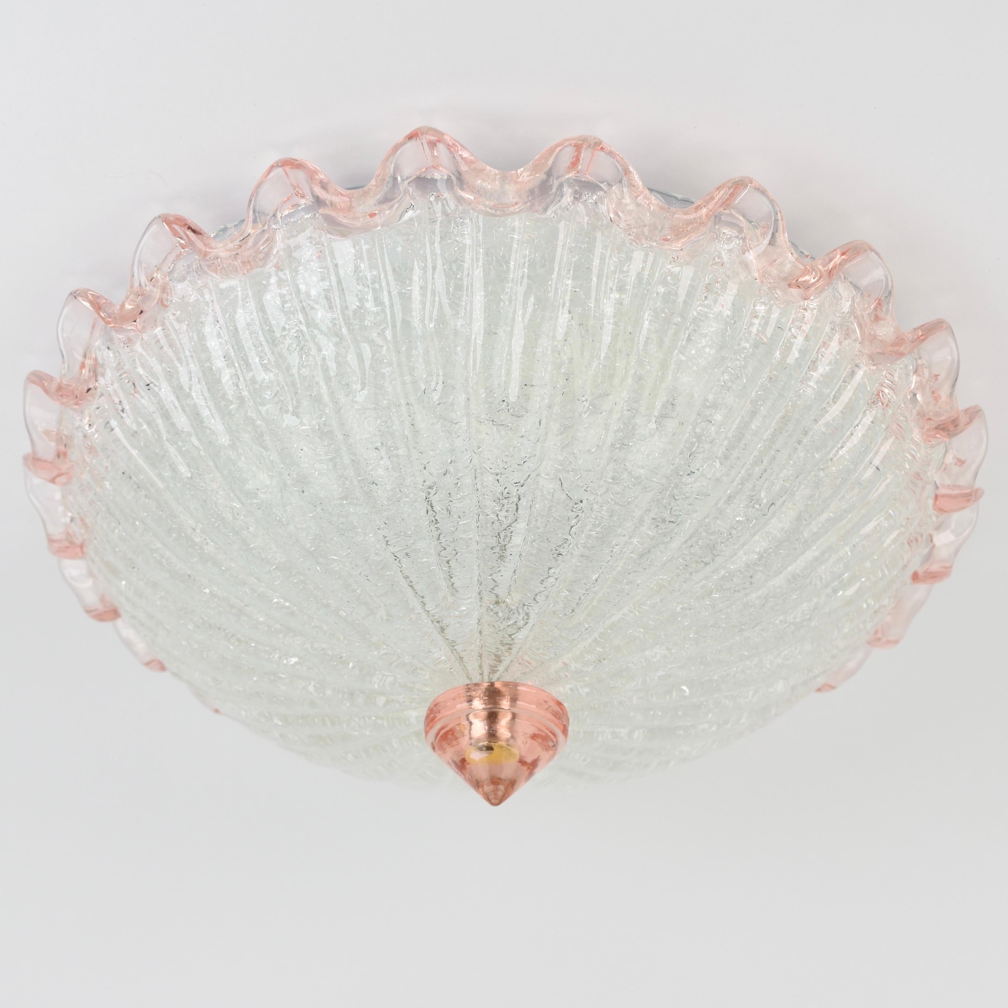 Magnifique verre de glace rose et transparent encastré. Fabriqué par Barovier&Toso vers les années 1970 en Italie. La lampe fonctionne avec une ampoule de taille e26 ou e27. Le verre est en bon état, quelques usures sur la base. L'éclairage a été