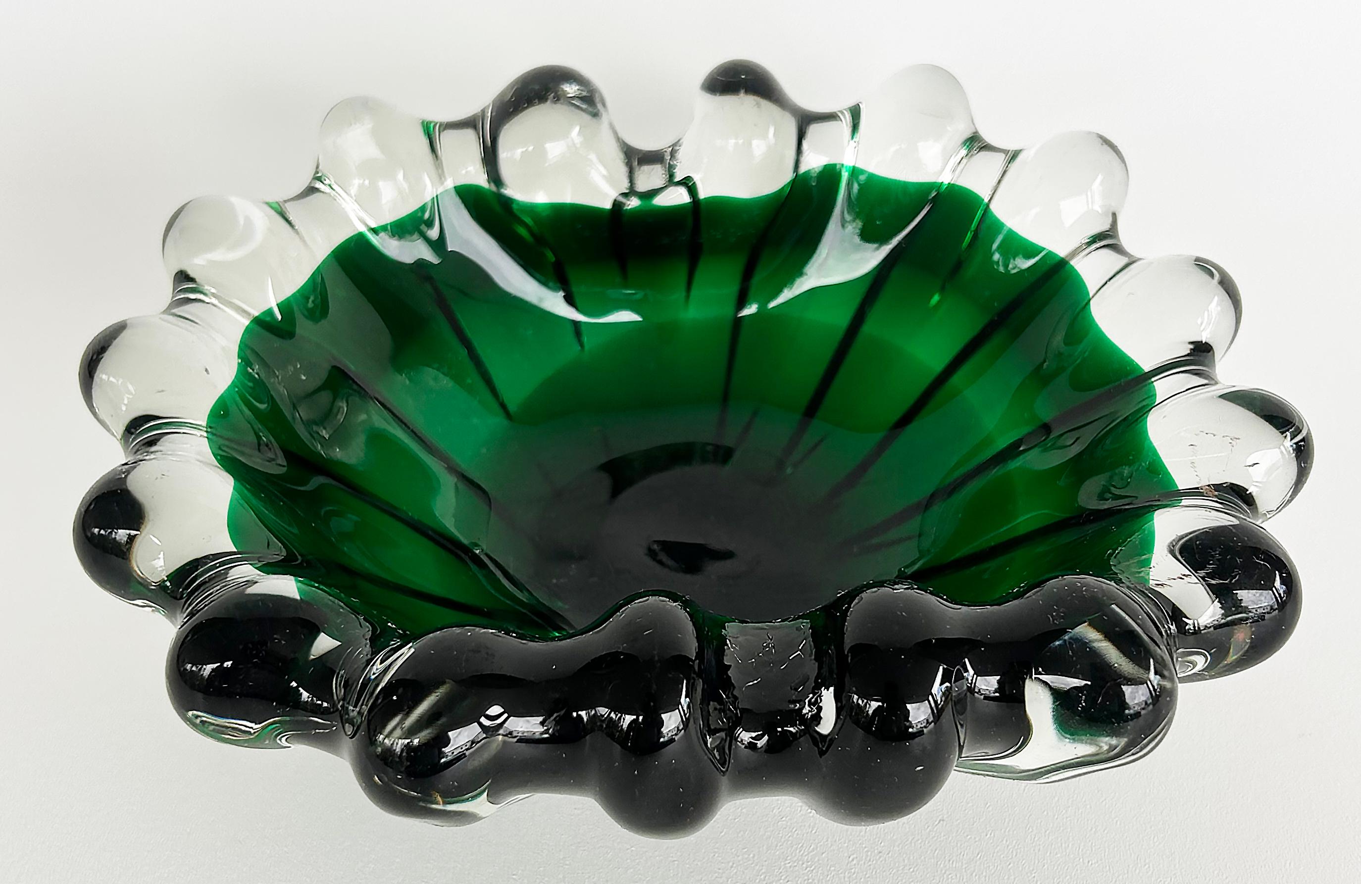 Italiano Ciotola in vetro pesante di Murano del 1950 Barovier&Toso, verde a coste, trasparente in vendita