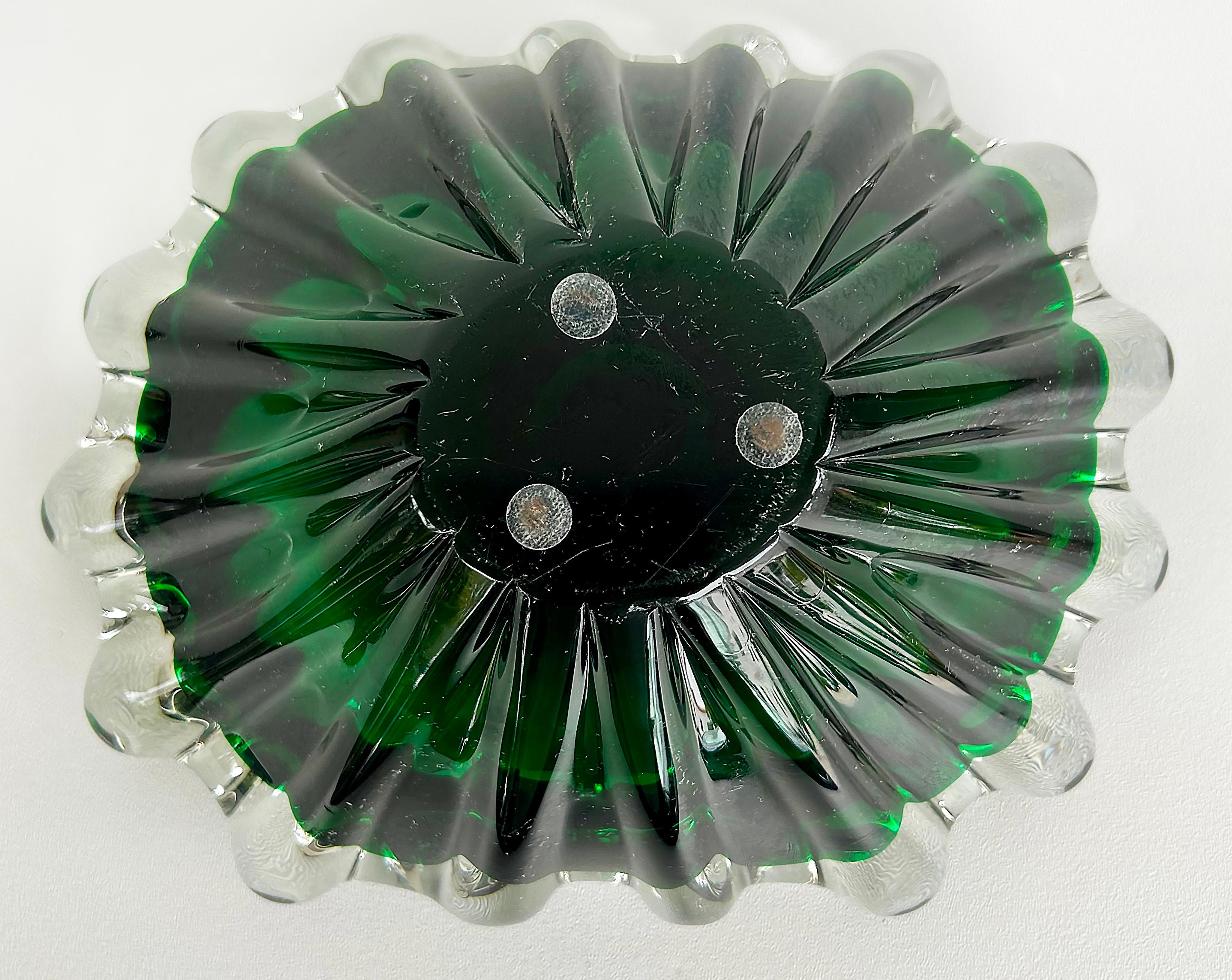 Vetro soffiato Ciotola in vetro pesante di Murano del 1950 Barovier&Toso, verde a coste, trasparente in vendita